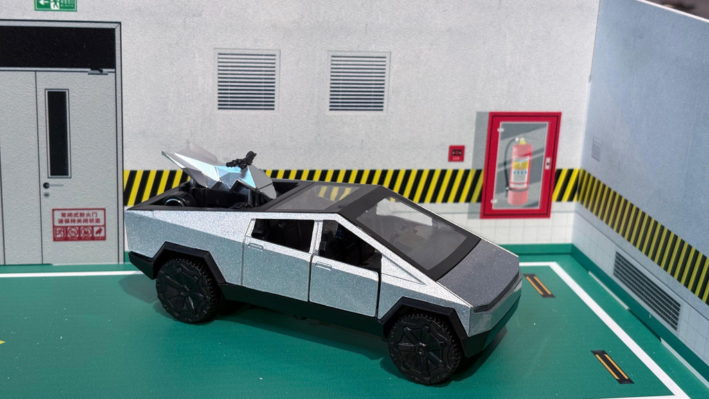 1:36 Tesla Cybertruck Diecast with Cyberquad