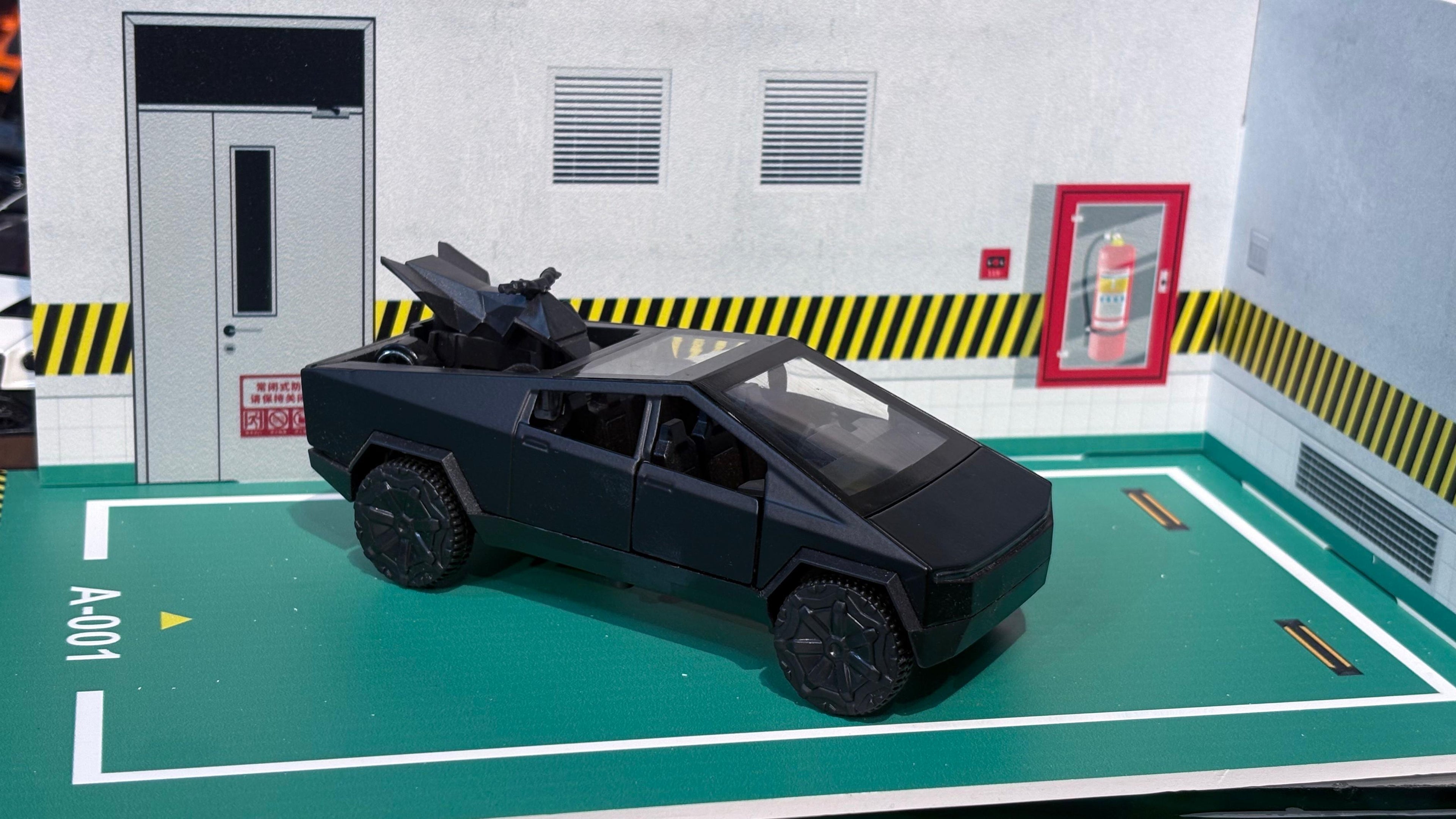 1:36 Tesla Cybertruck Diecast with Cyberquad