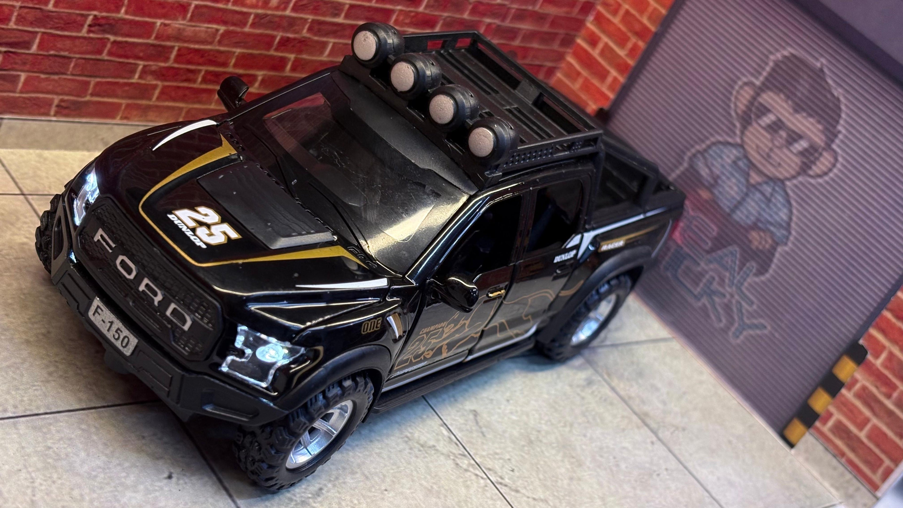 Ford Raptor 1:32 Scale Premium detailing