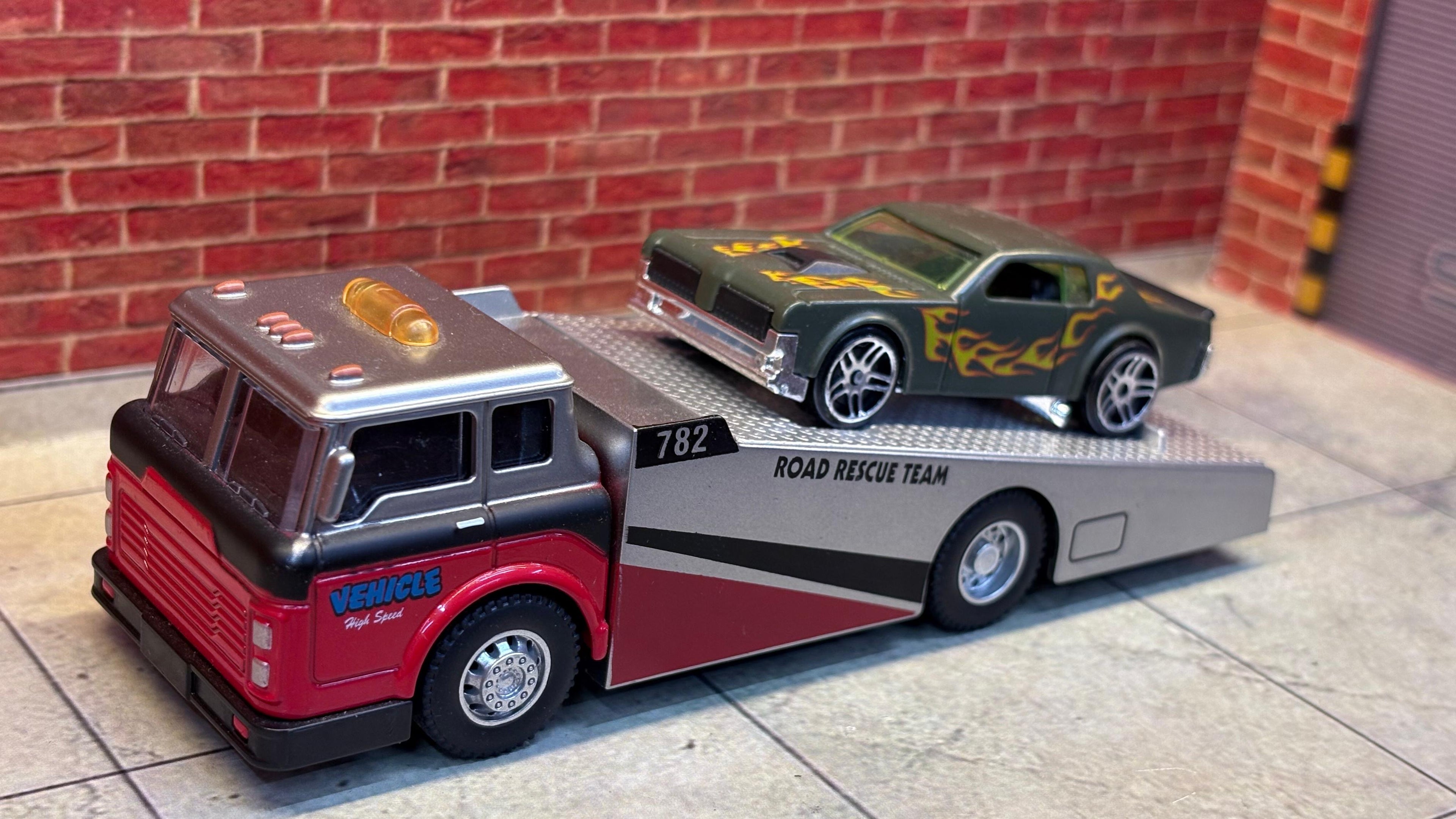 1:64 Road Rescue Team Die-Cast Set – Silver & Red Tow Truck