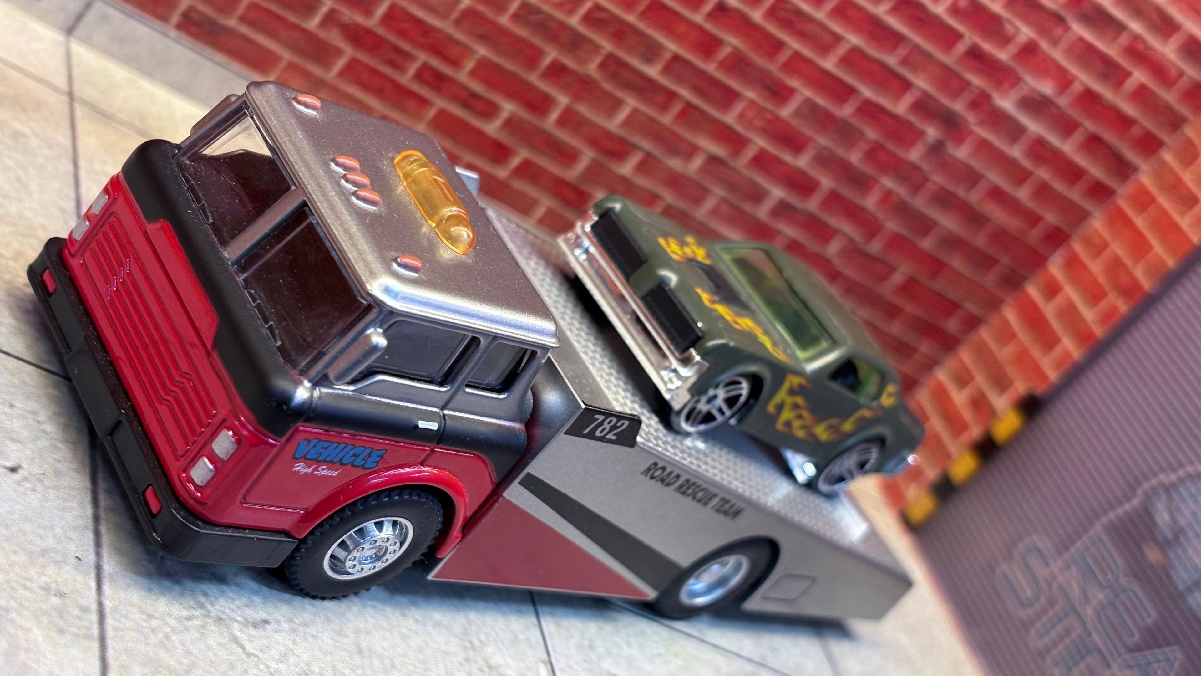 1:64 Road Rescue Team Die-Cast Set – Silver & Red Tow Truck