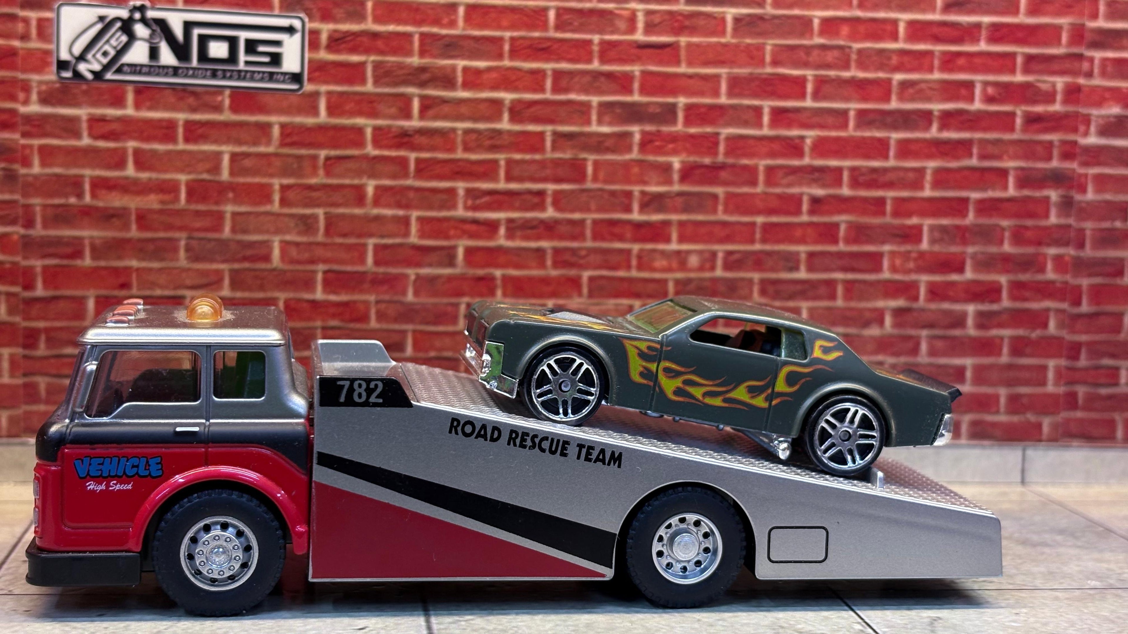 1:64 Road Rescue Team Die-Cast Set – Silver & Red Tow Truck