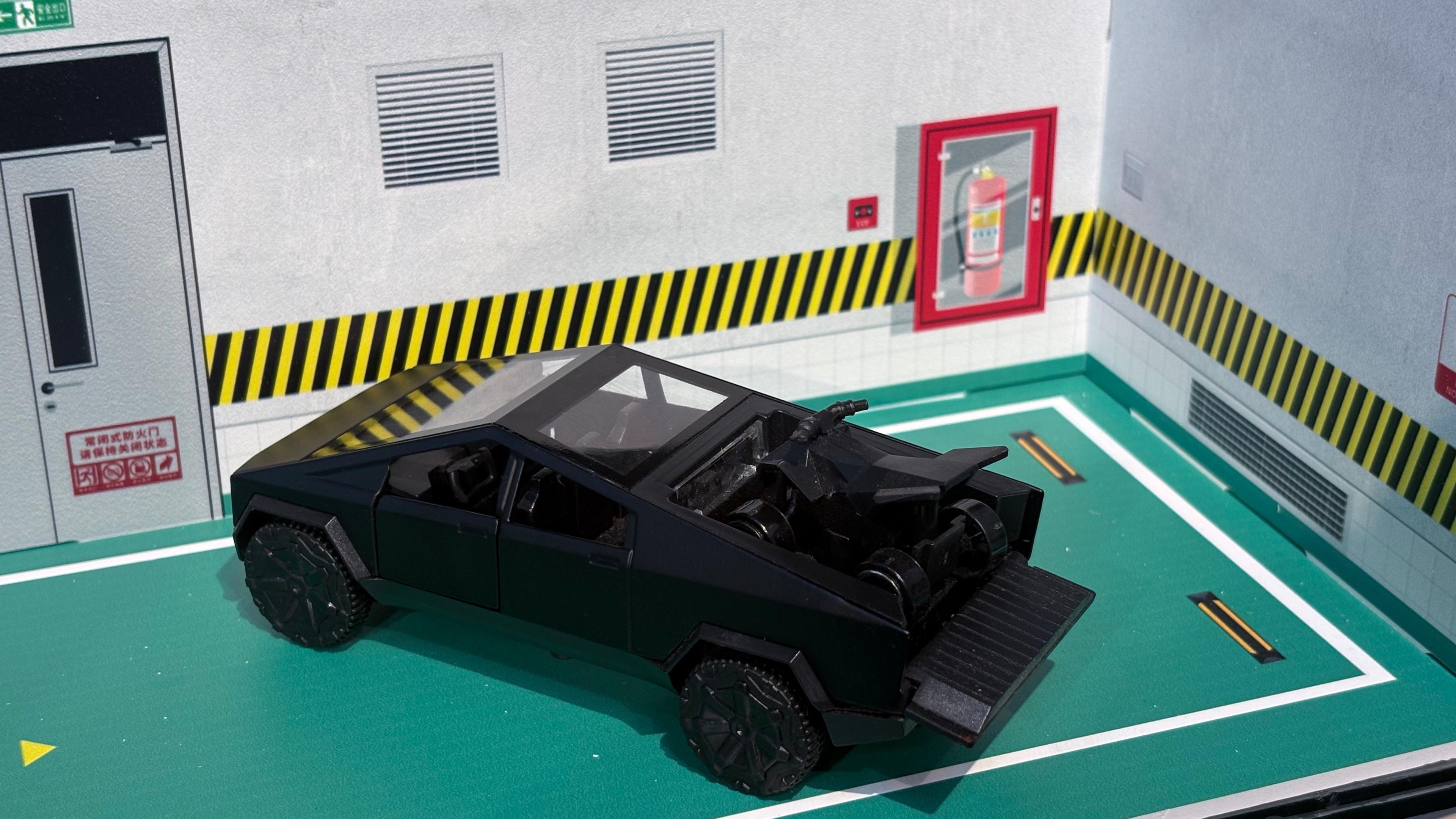 1:36 Tesla Cybertruck Diecast with Cyberquad