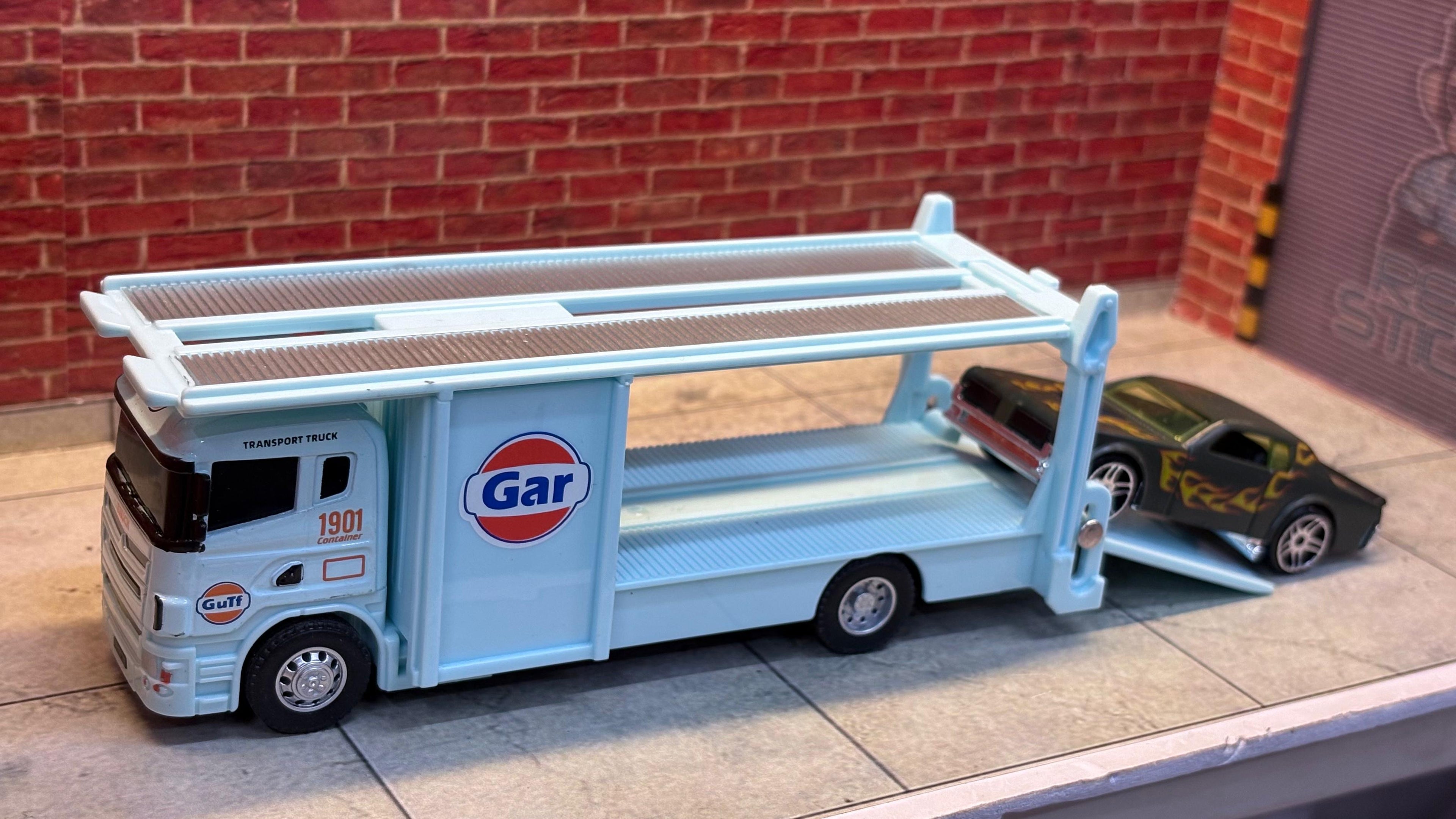 1:64 Diecast Transport Set – Light Blue & Matte Green Flame Car