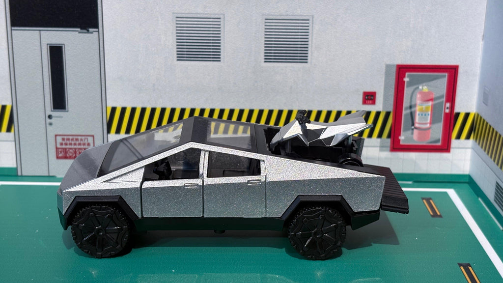 1:36 Tesla Cybertruck Diecast with Cyberquad