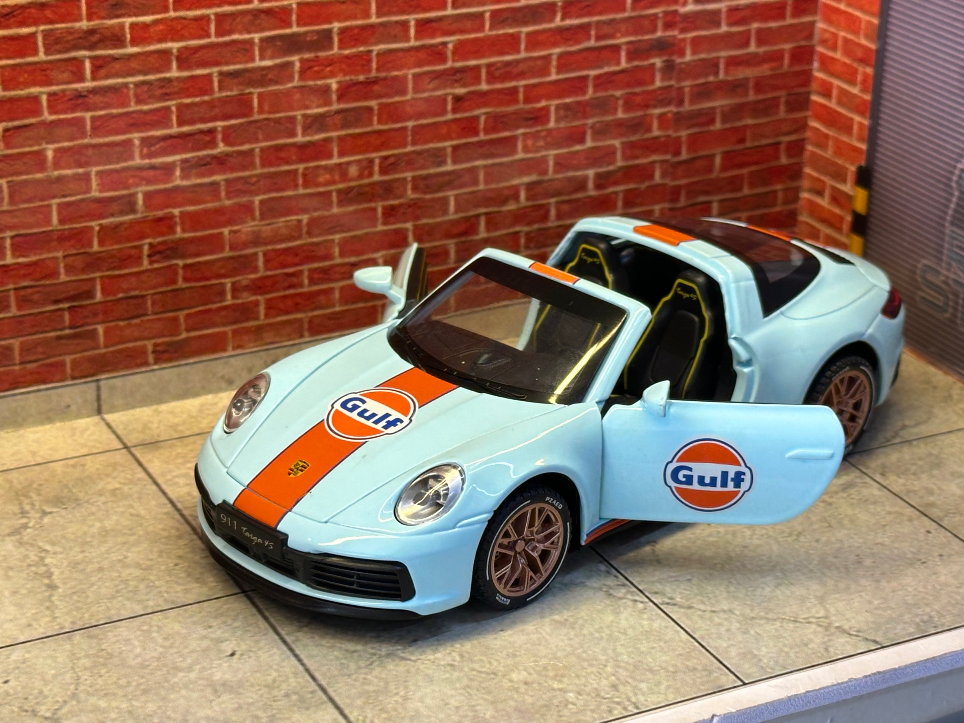 PORSCHE 911 TARGA 4S 1:32 SCALE