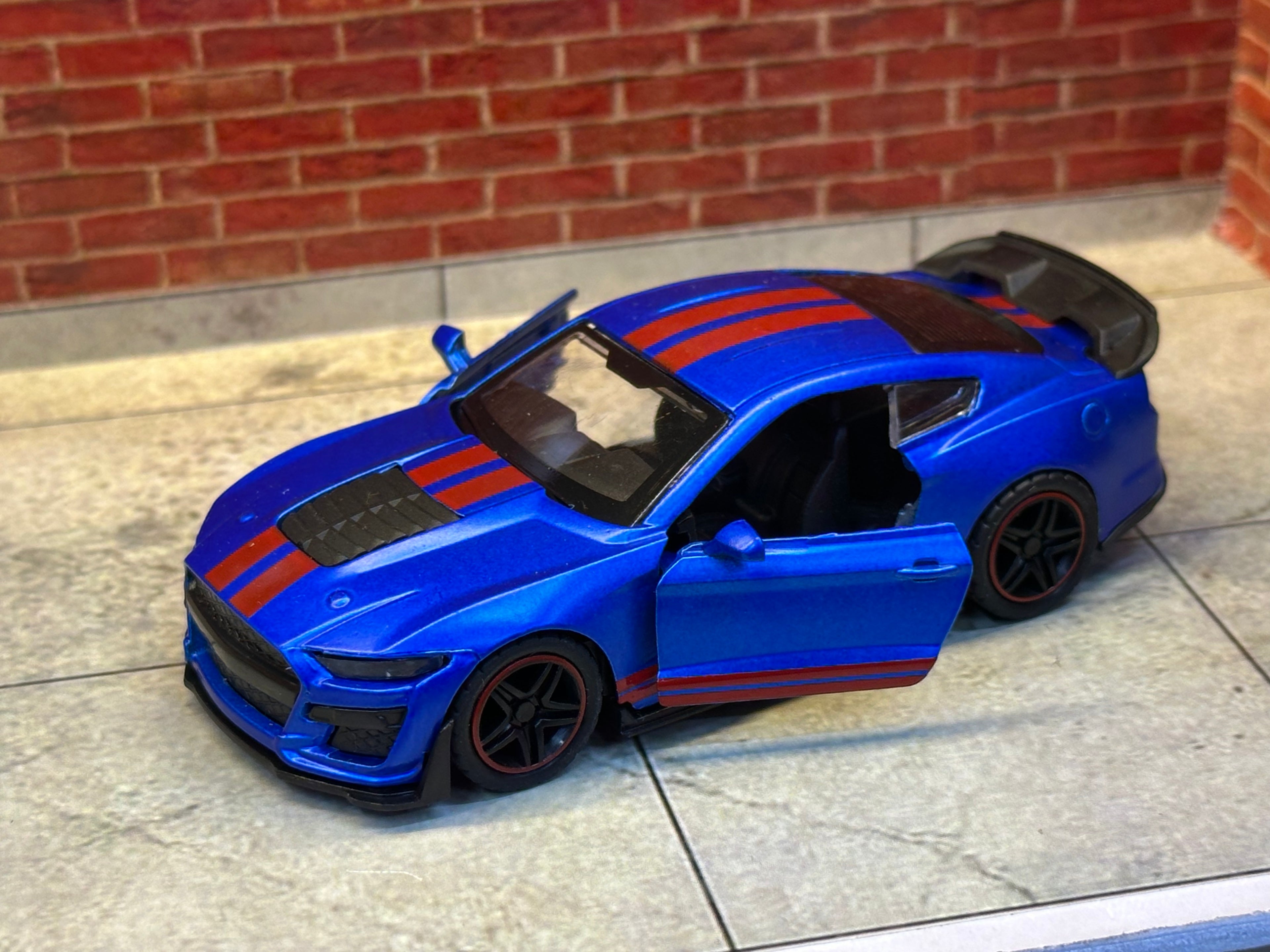 FORD MUSTANG SHELBY GT 500 1:43