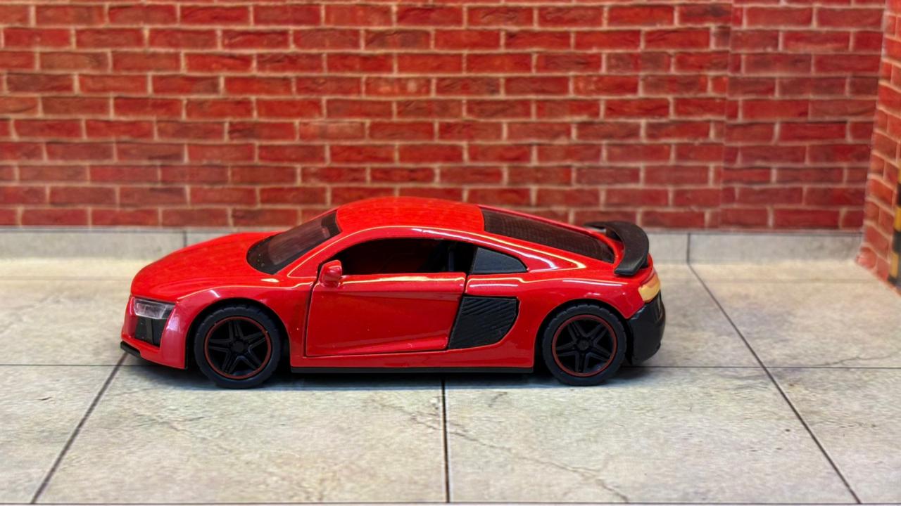 AUDI R8 1:43 SCALE