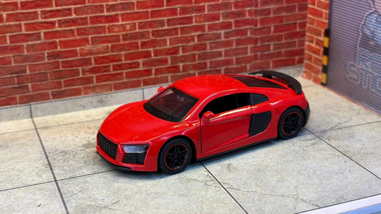 AUDI R8 1:43 SCALE