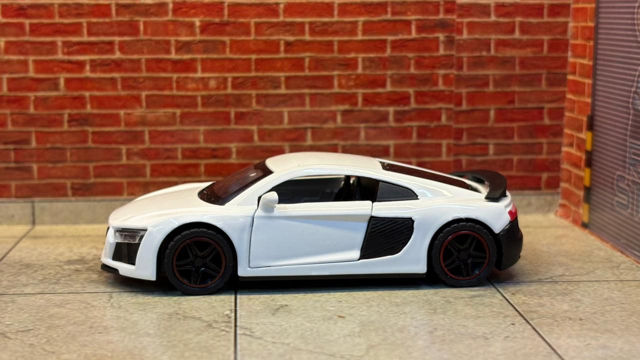 AUDI R8 1:43 SCALE