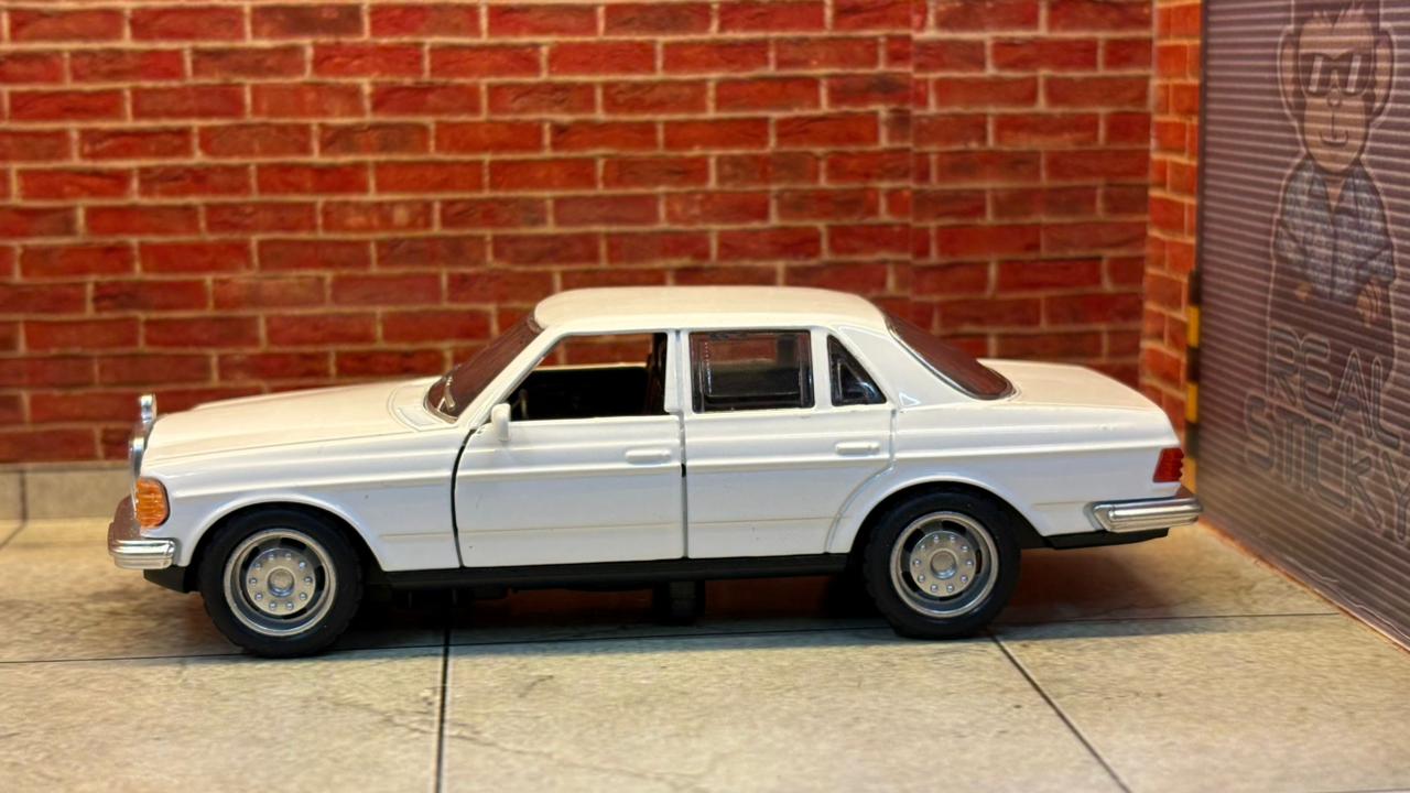 MERCEDES BENZ W123 1:36 SCALE BOX PIECE