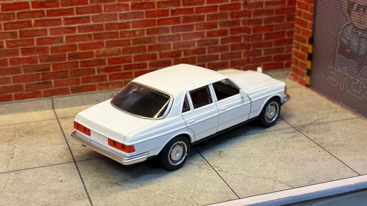 MERCEDES BENZ W123 1:36 SCALE BOX PIECE