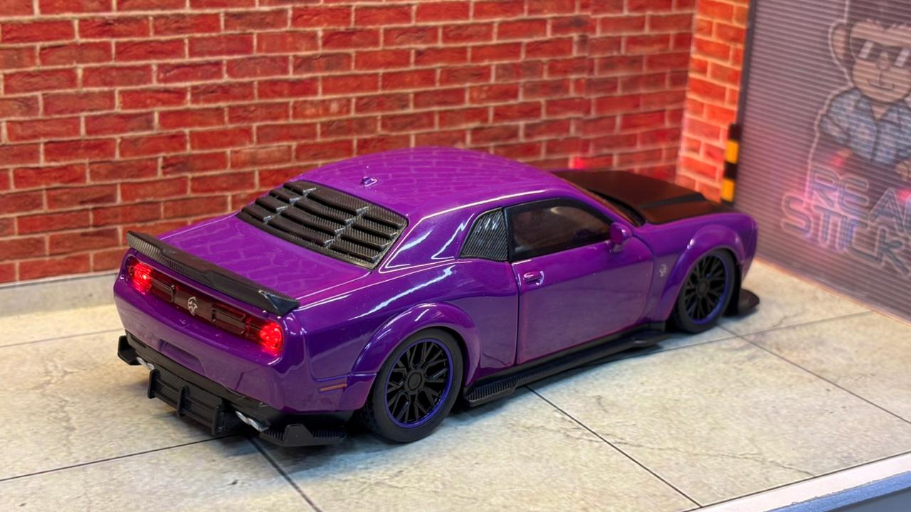 Dodge Challenger SRT Hellcat Widebody (1:32 Scale)