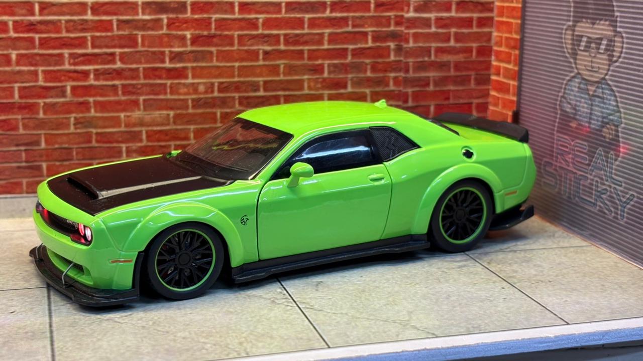 Dodge Challenger SRT Hellcat Widebody (1:32 Scale)