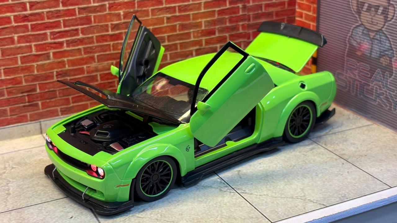Dodge Challenger SRT Hellcat Widebody (1:32 Scale)