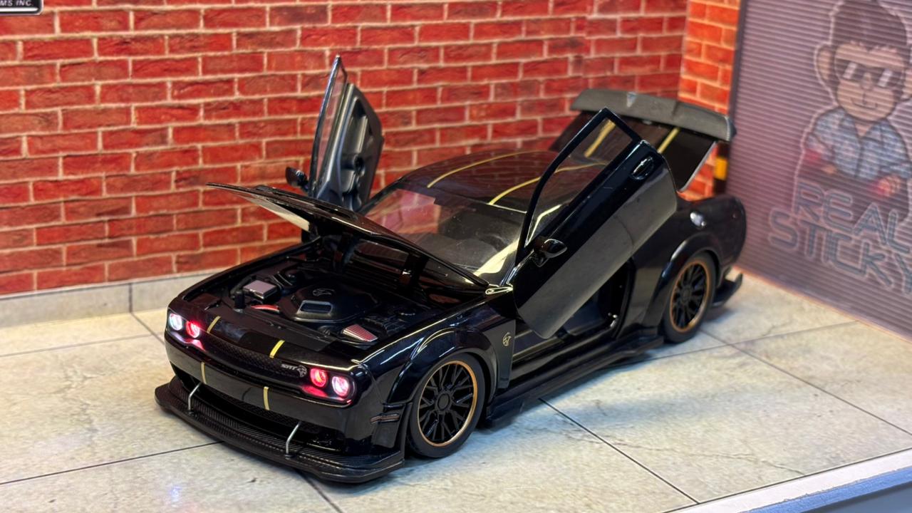 Dodge Challenger SRT Hellcat Widebody (1:32 Scale)