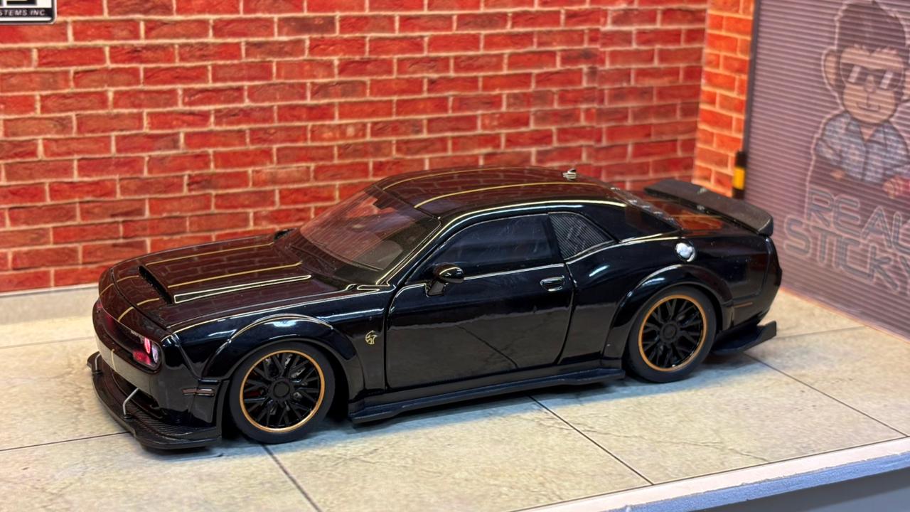 Dodge Challenger SRT Hellcat Widebody (1:32 Scale)