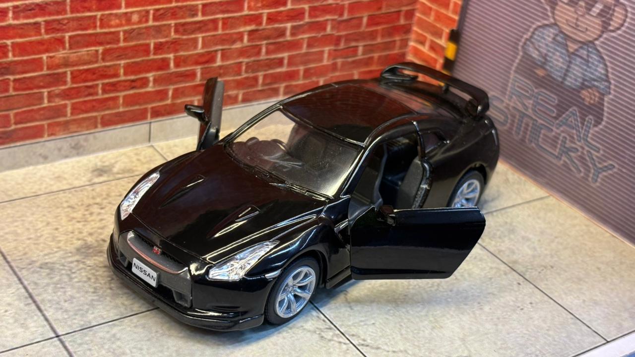 Kinsmart Nissan GT-R (R35) 1:36 Scale – Officially Licensed JDM Diecast Model