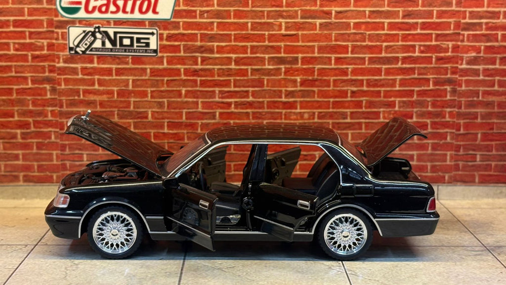 Toyota Crown VIP Edition (1:32 Scale)