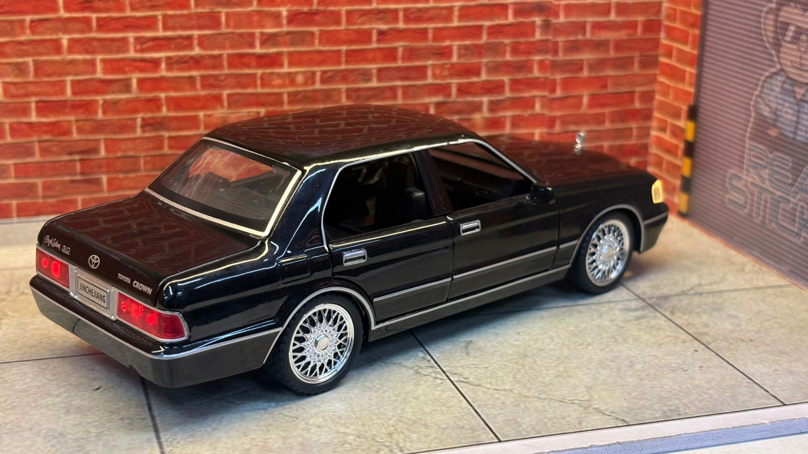 Toyota Crown VIP Edition (1:32 Scale)