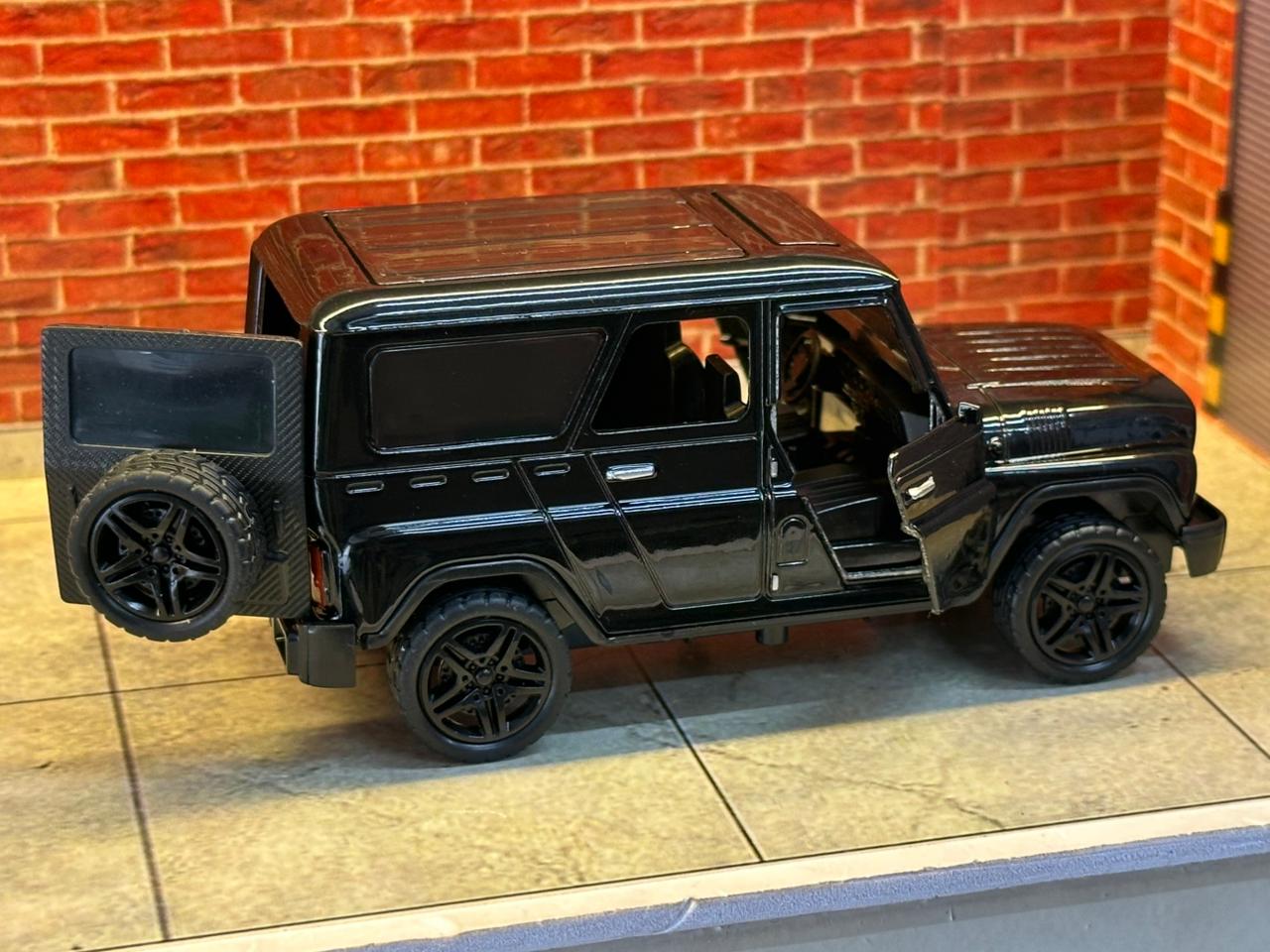 UAZ Hunter Off-Roader 1:36 Scale