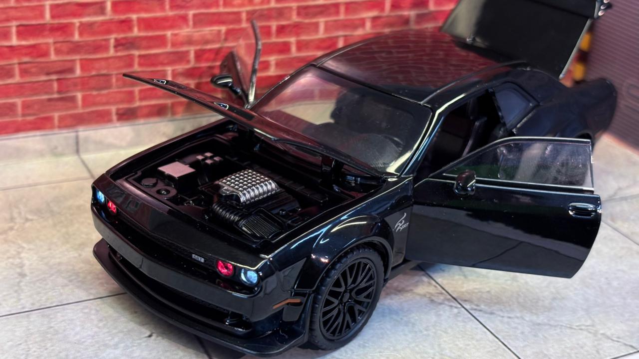 Dodge Challenger SRT Hellcat Redeye 1:32 Scale