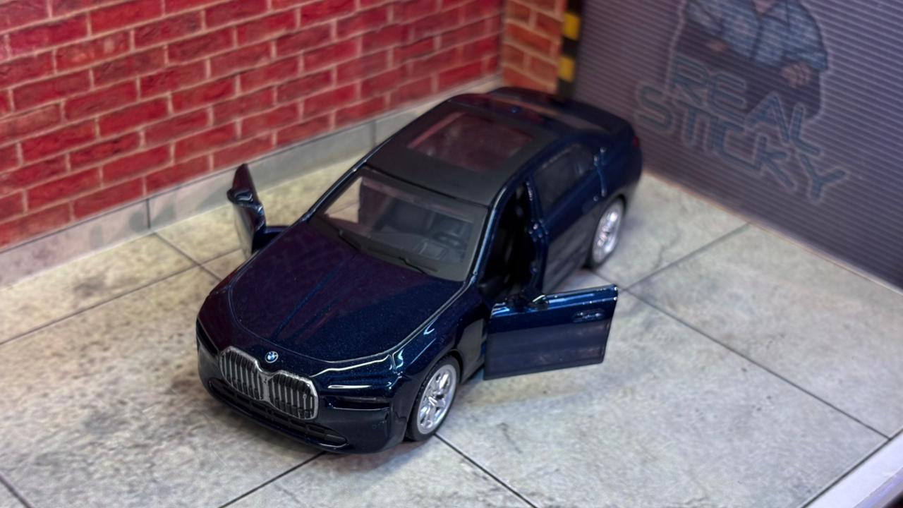 MSZ OFFICIAL LICENSED BMW i7 1:47 SCALE