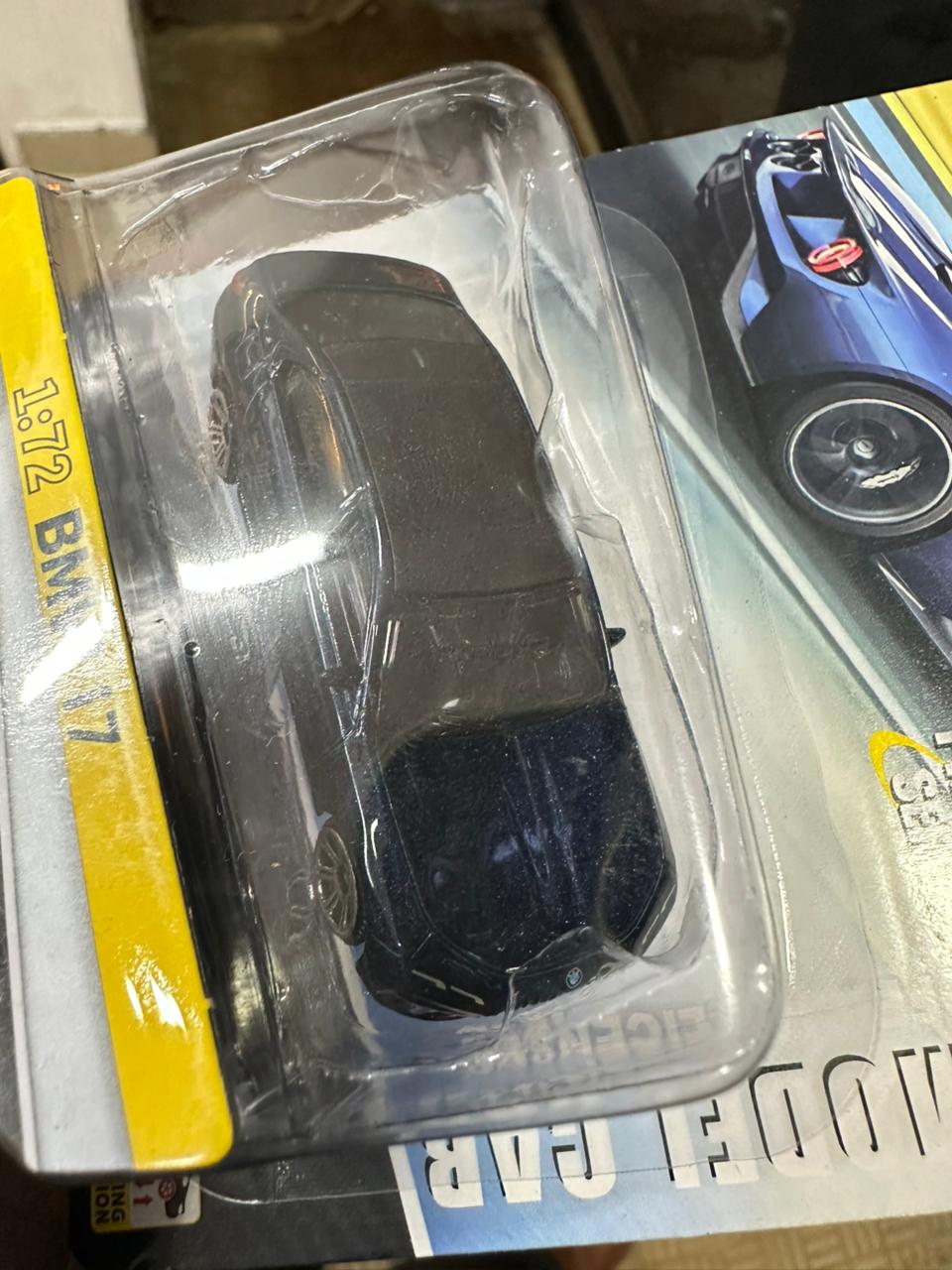 CCA 1:72 Scale BMW i7 Diecast Model Car - Blue Metallic (Working Suspension)