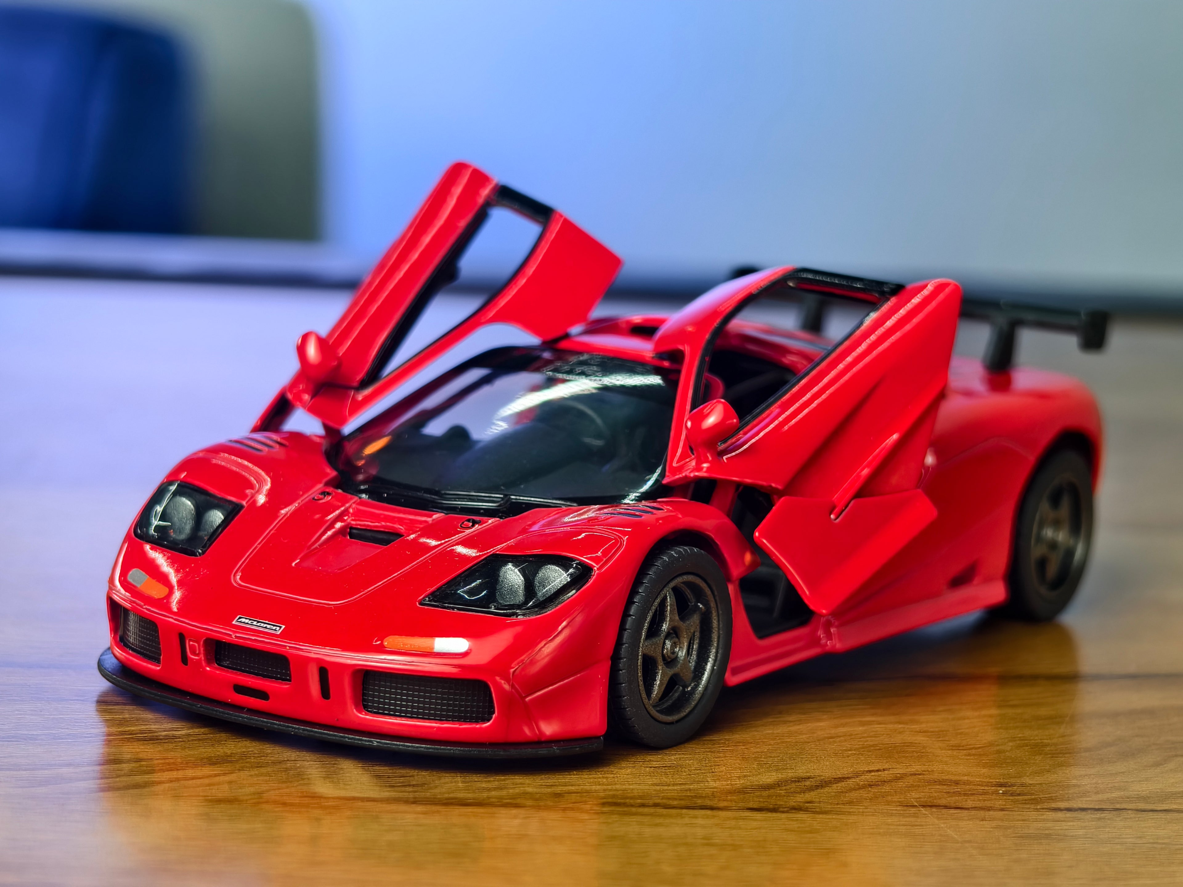 Kinsmart Official Licensed 1995 McLaren F1 GTR 1:34 Scale
