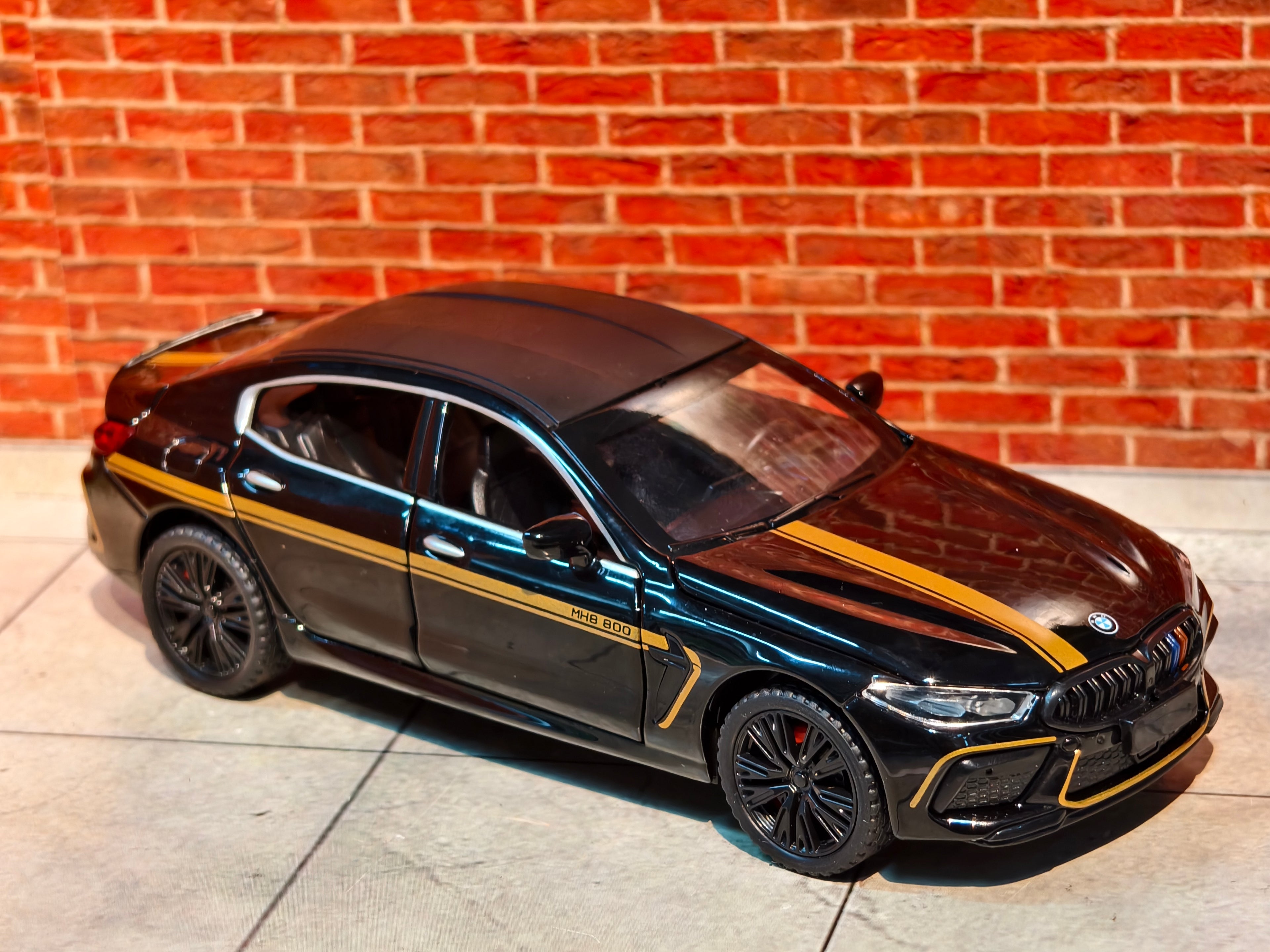 BMW M8 1:32 Scale Premium Detailing