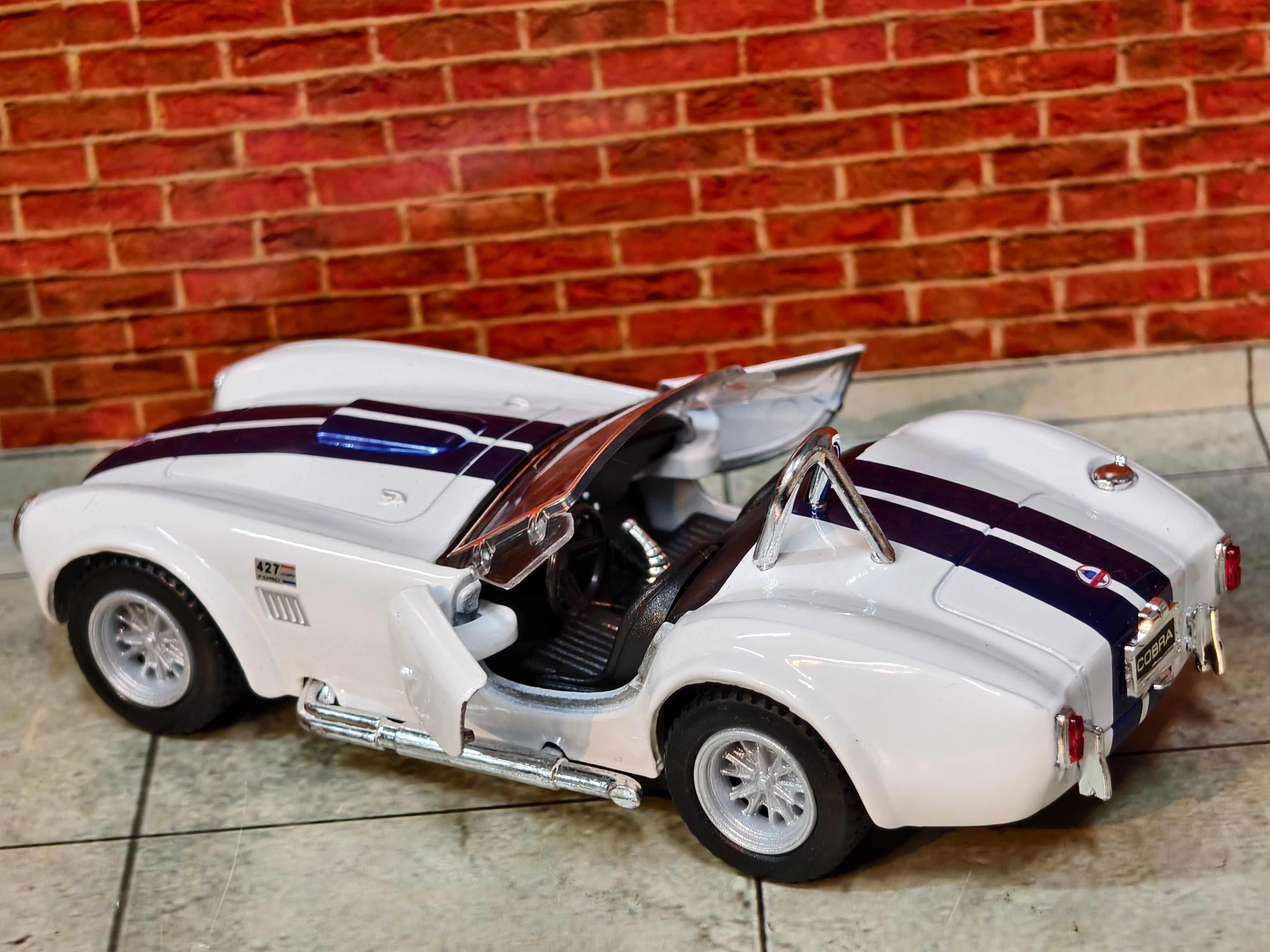 Kinsmart Official Licensed 1965 Shelby Cobra 427 S/C 1:32 Scale