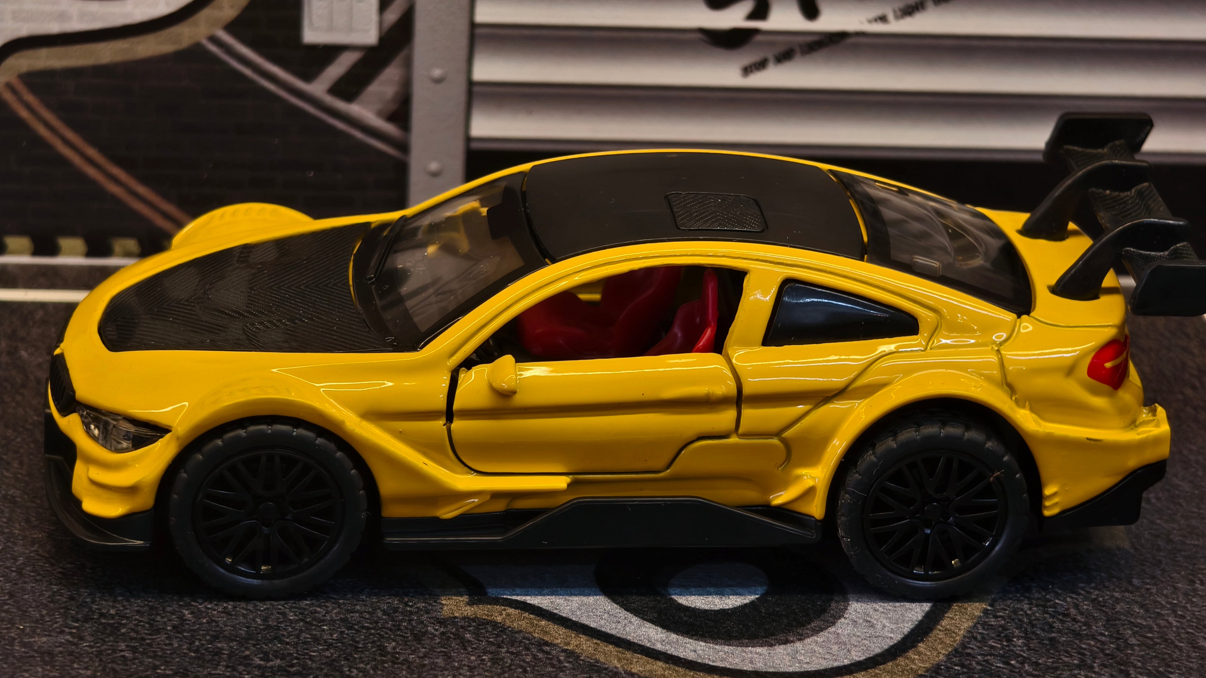 BMW M4 (F82) Widebody 1:36 Scal Premium Detailing