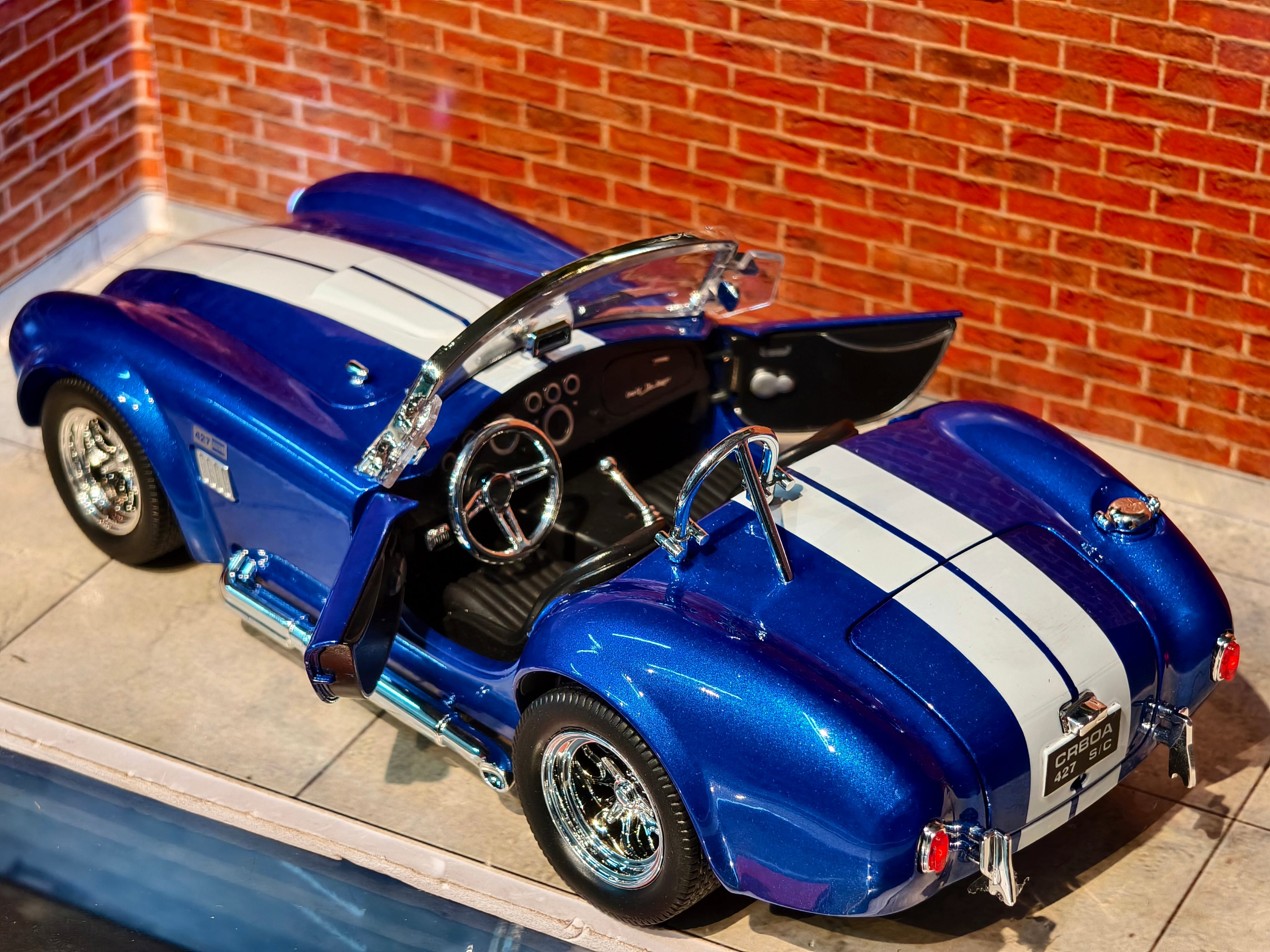 1965 Shelby Cobra 427 S/C 1:24 Scale Premium Detailing