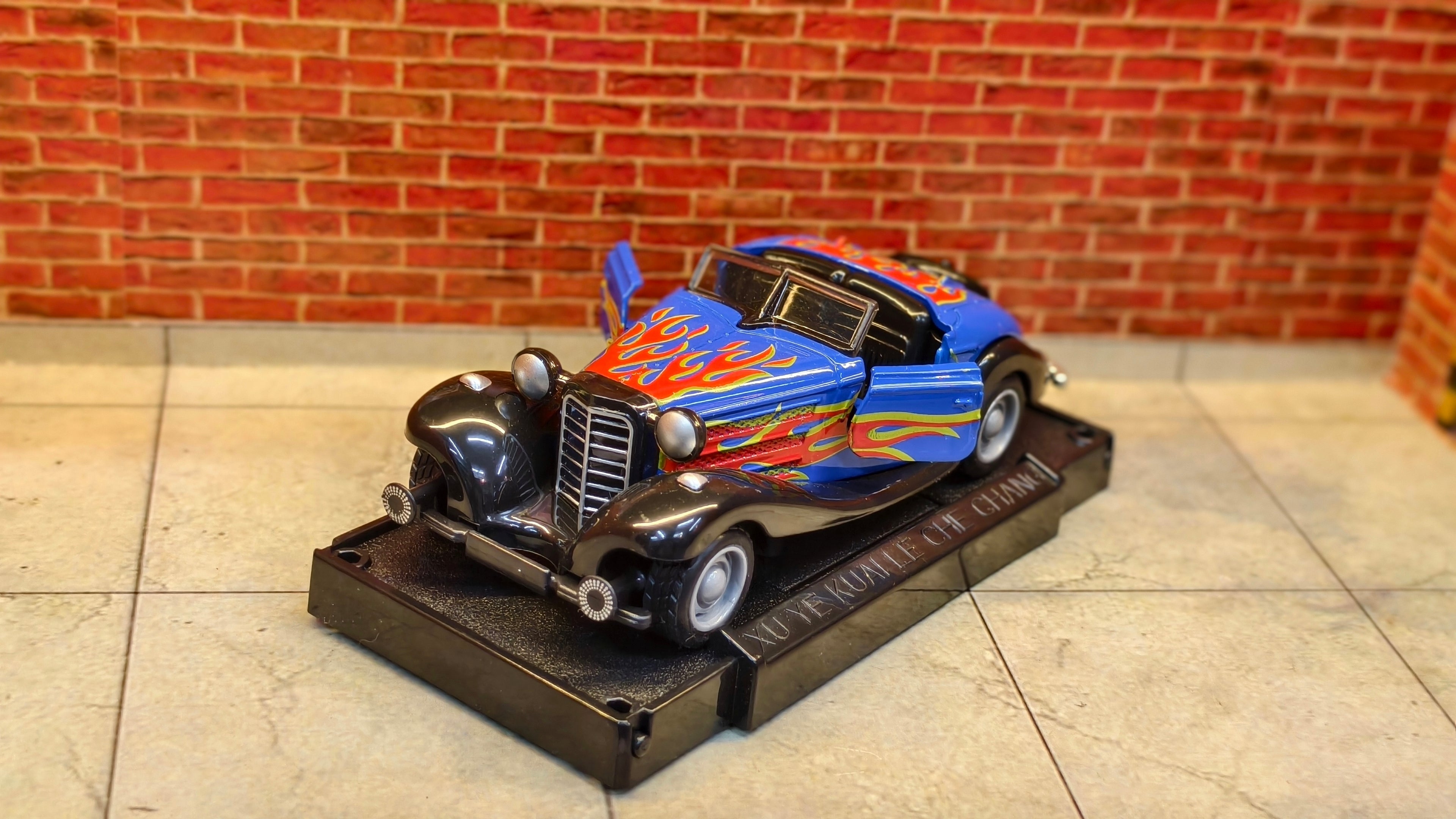 Vintage 1930s-style Roadster Mercedes-Benz 500K 1:36 Scale with Foldable Stand Box piece
