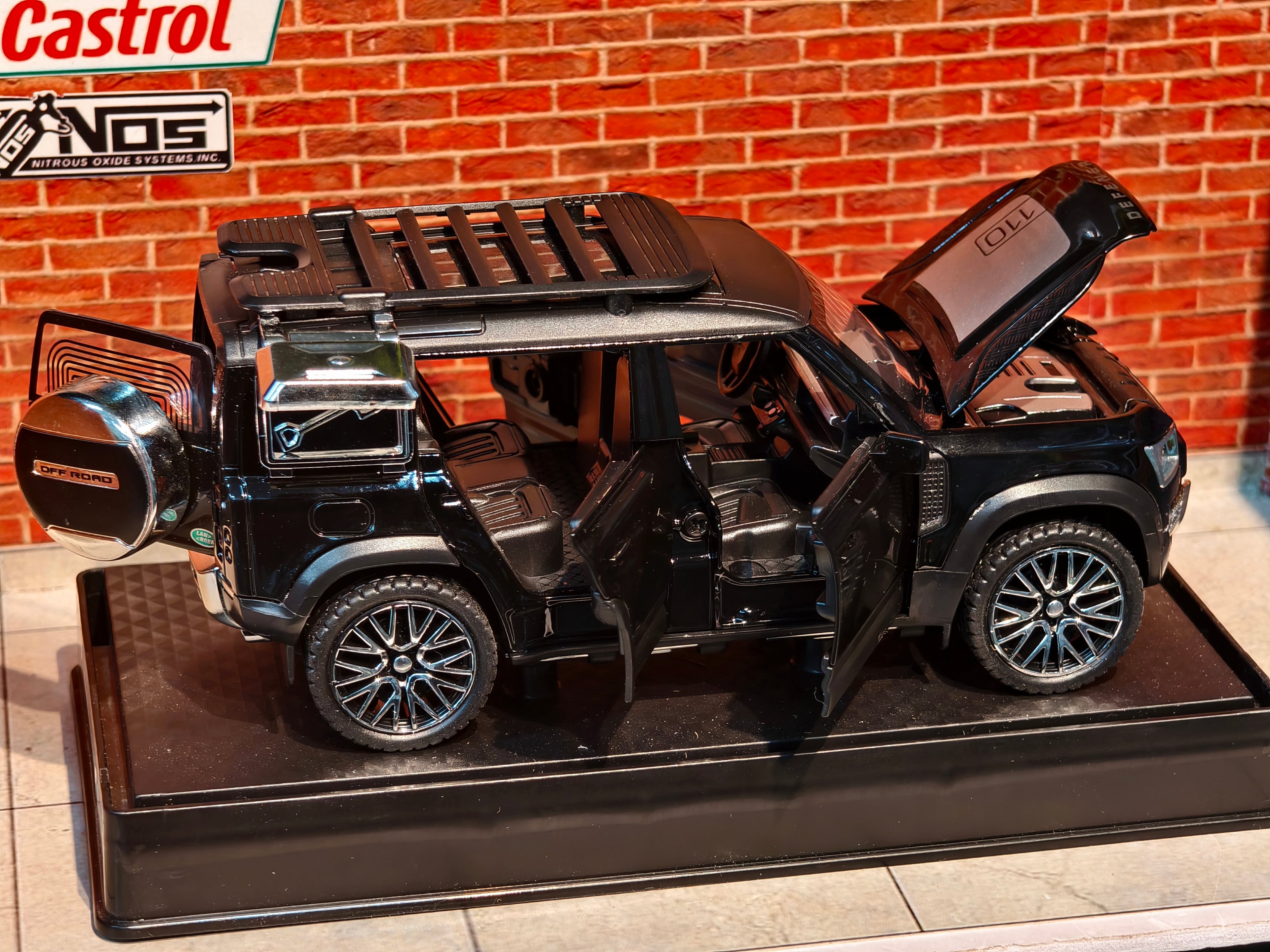Land Rover Defender 110 1:32 Scale