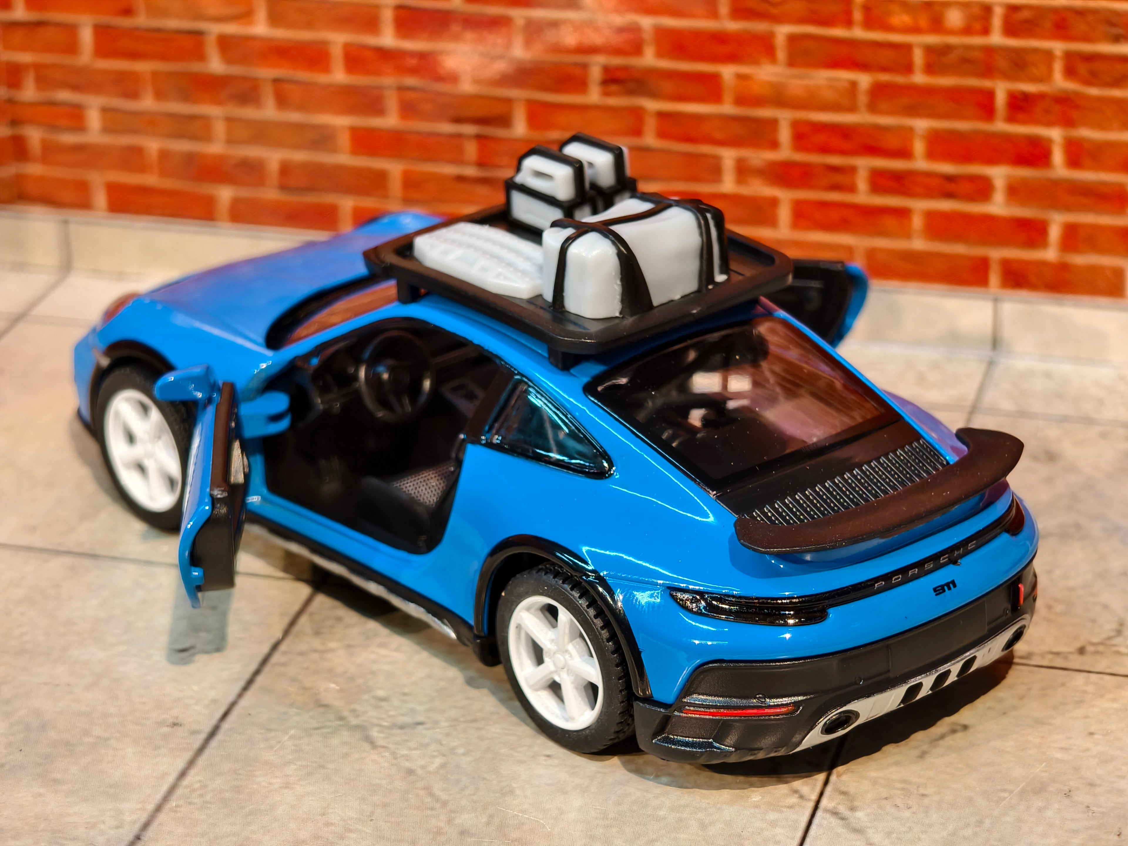 Kinsmart Official Licensed PORSCHE 911 RALLYE with Roof Rack 1:36 Scale