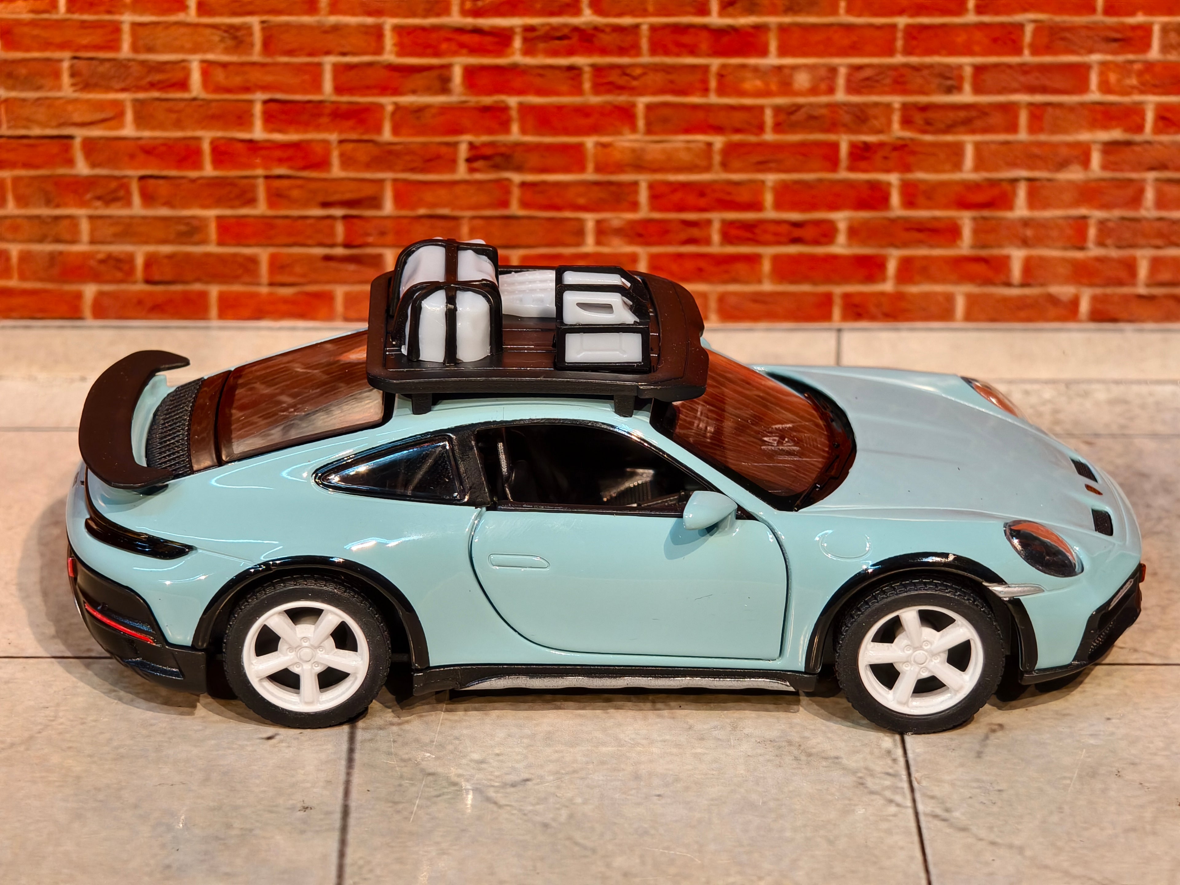 Kinsmart Official Licensed PORSCHE 911 RALLYE with Roof Rack 1:36 Scale