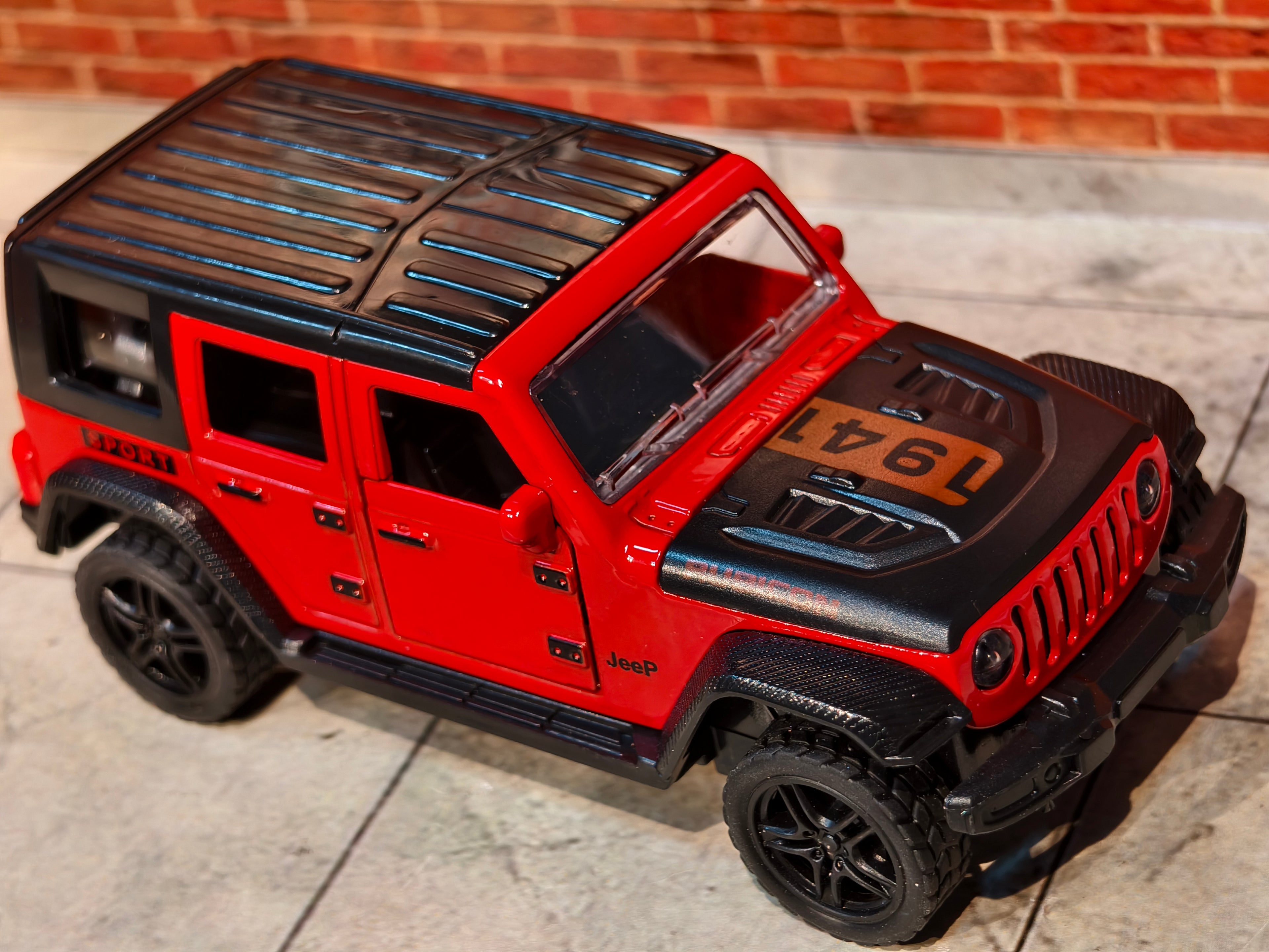 Jeep Wrangler Rubicon 4 Doors Openable 1:36 Scale with Light and Sound