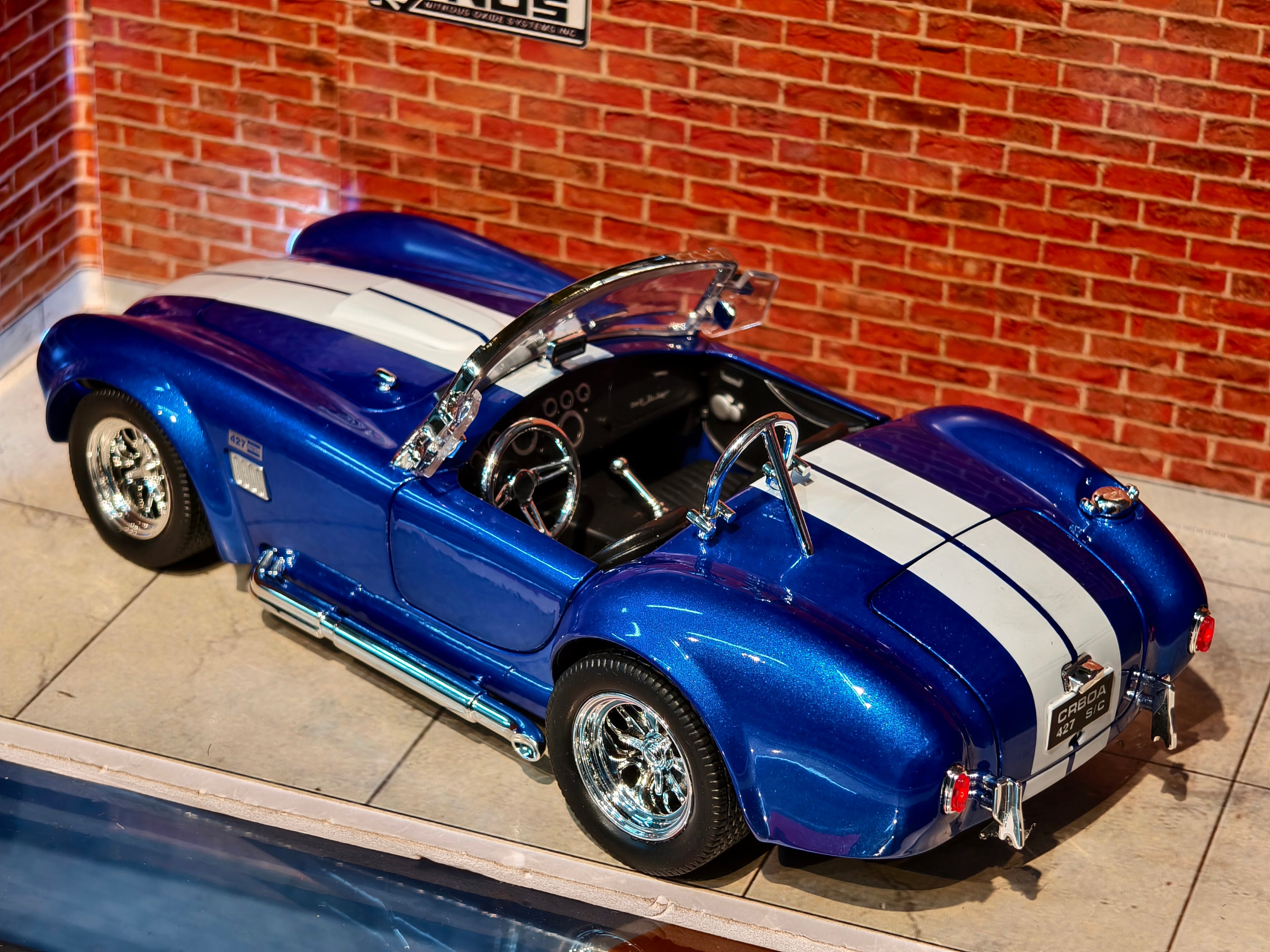 1965 Shelby Cobra 427 S/C 1:24 Scale Premium Detailing