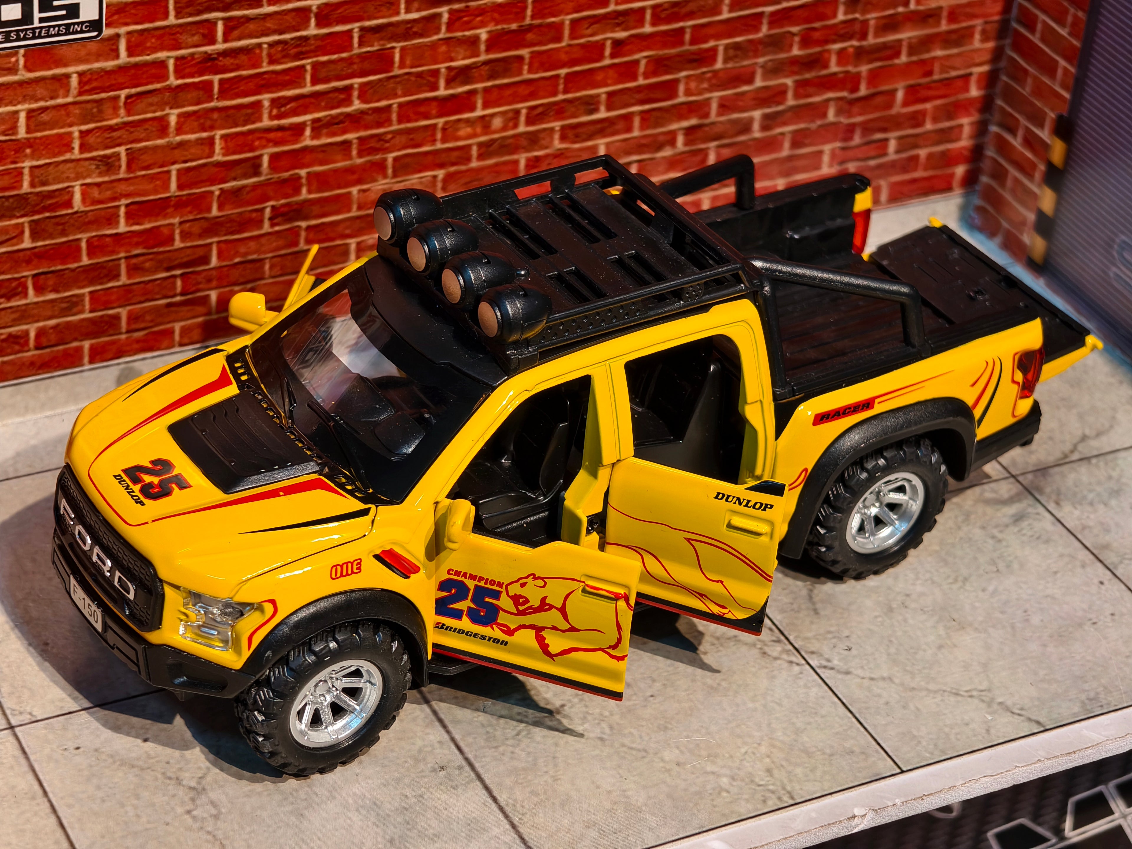 Ford Raptor 1:32 Scale Premium detailing