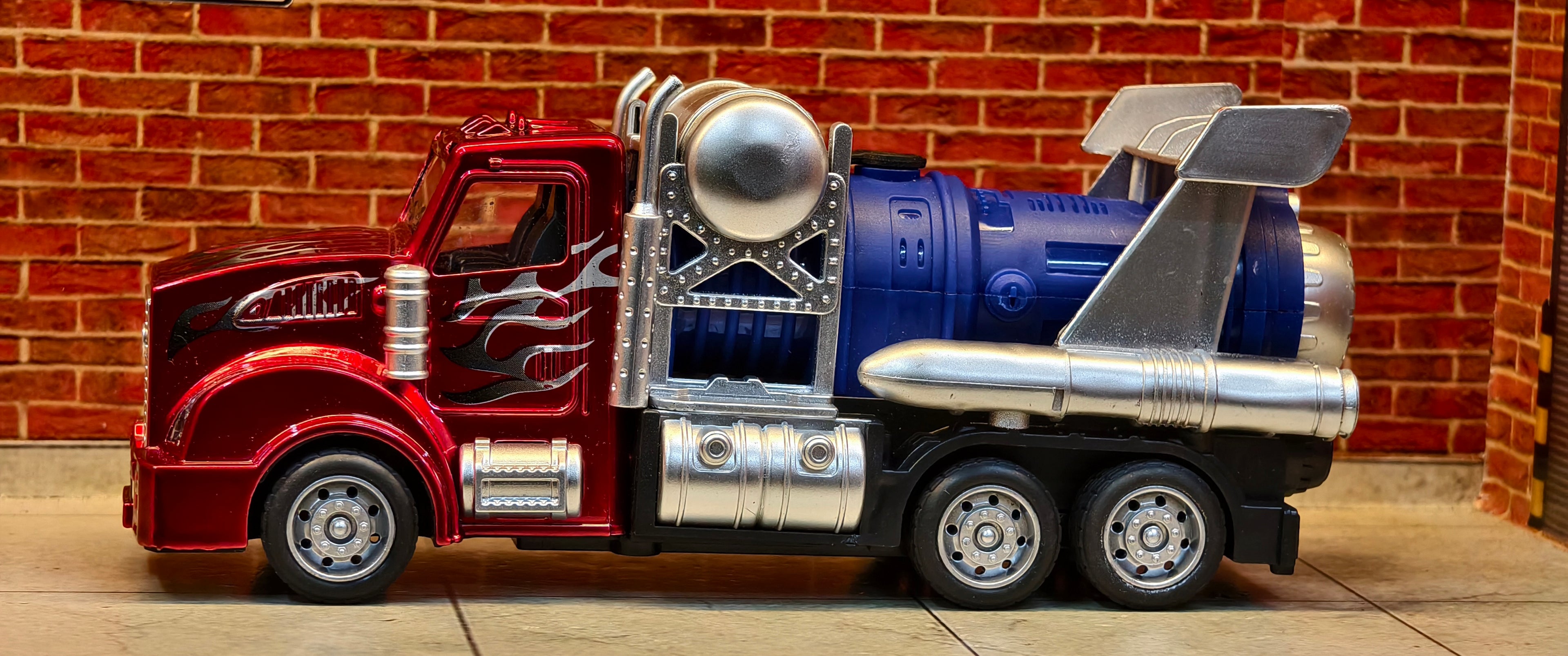 American Truck with Smoke 1:28 Scale
