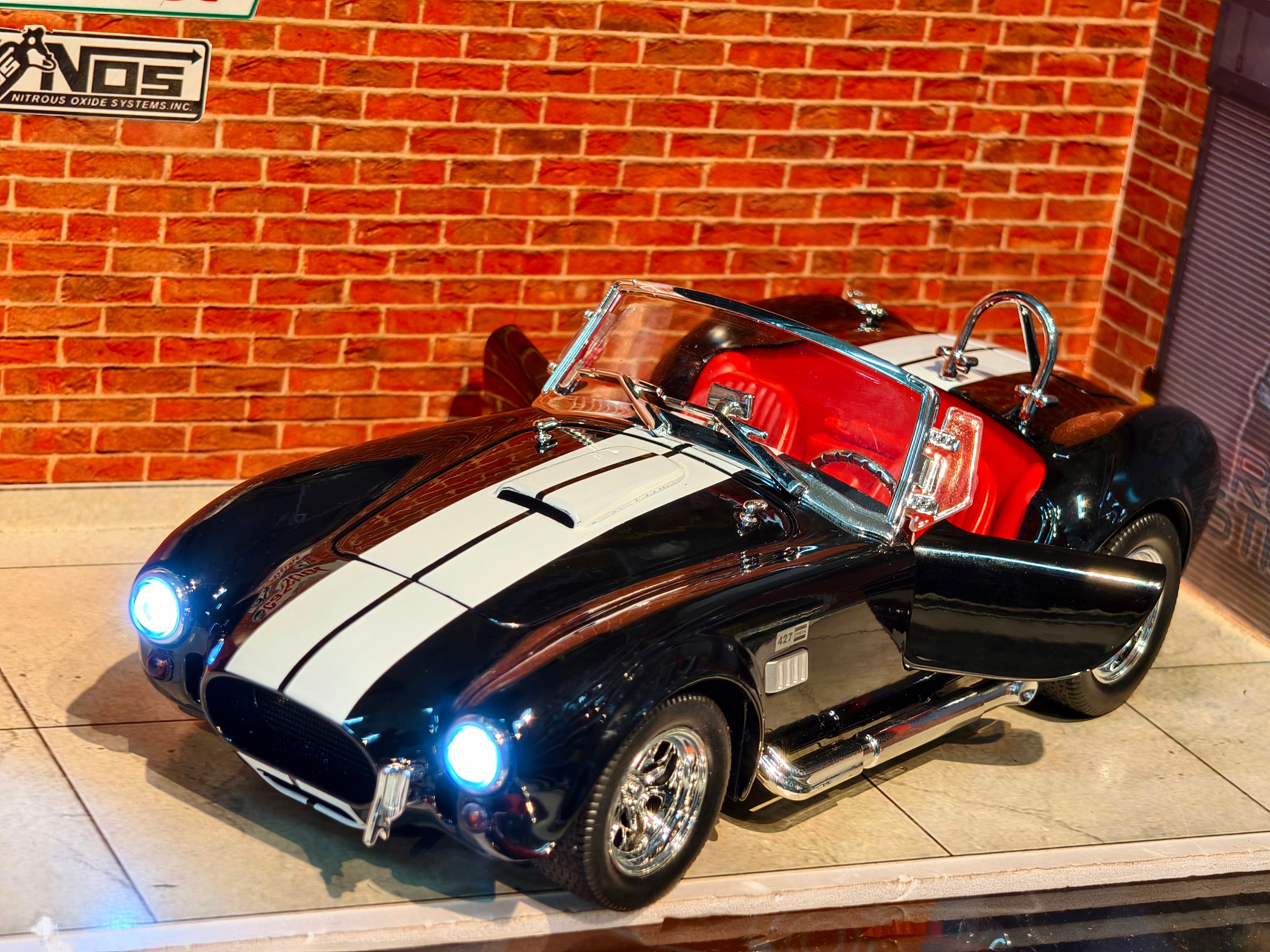1965 Shelby Cobra 427 S/C 1:24 Scale Premium Detailing