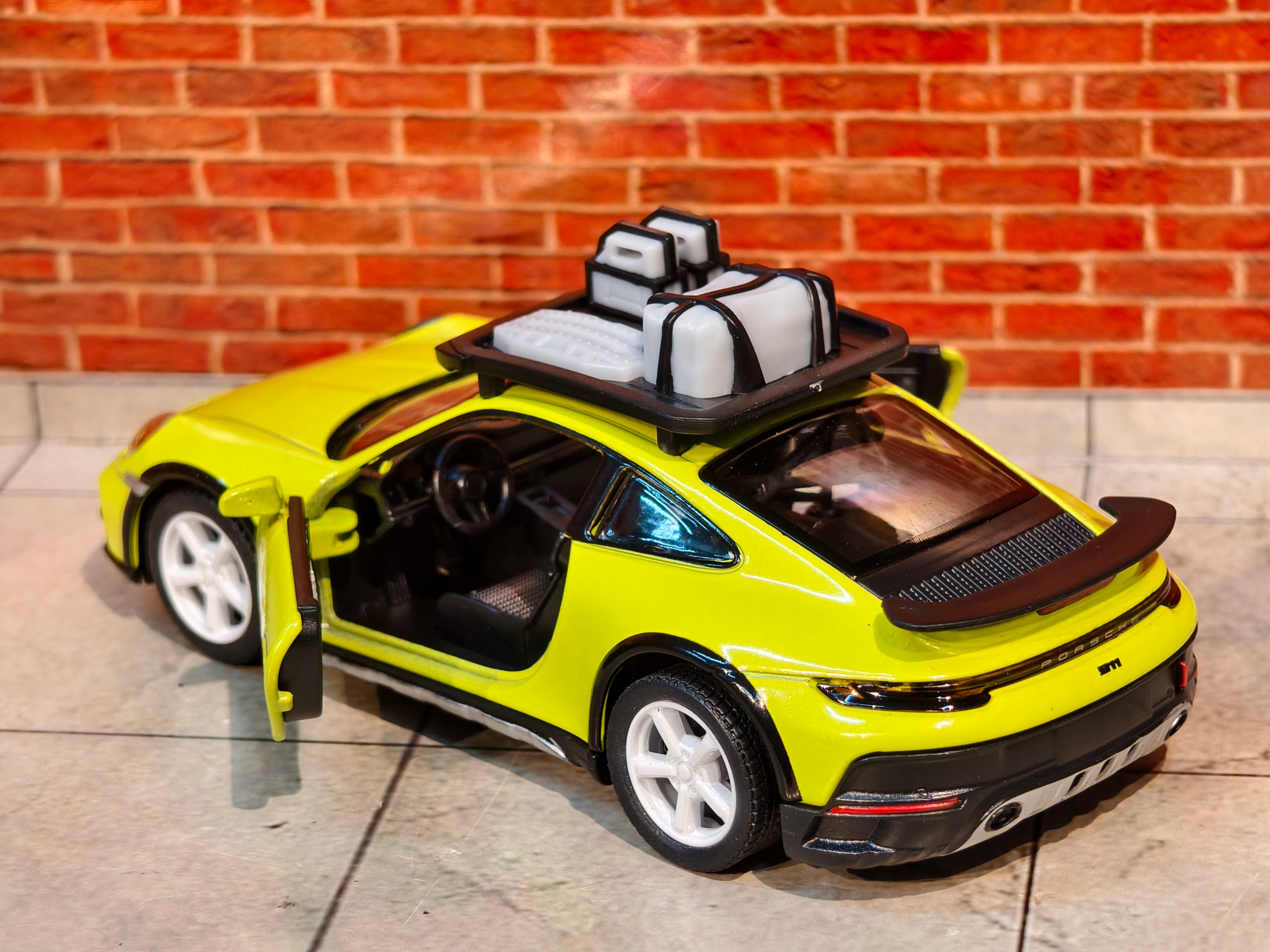 Kinsmart Official Licensed PORSCHE 911 RALLYE with Roof Rack 1:36 Scale