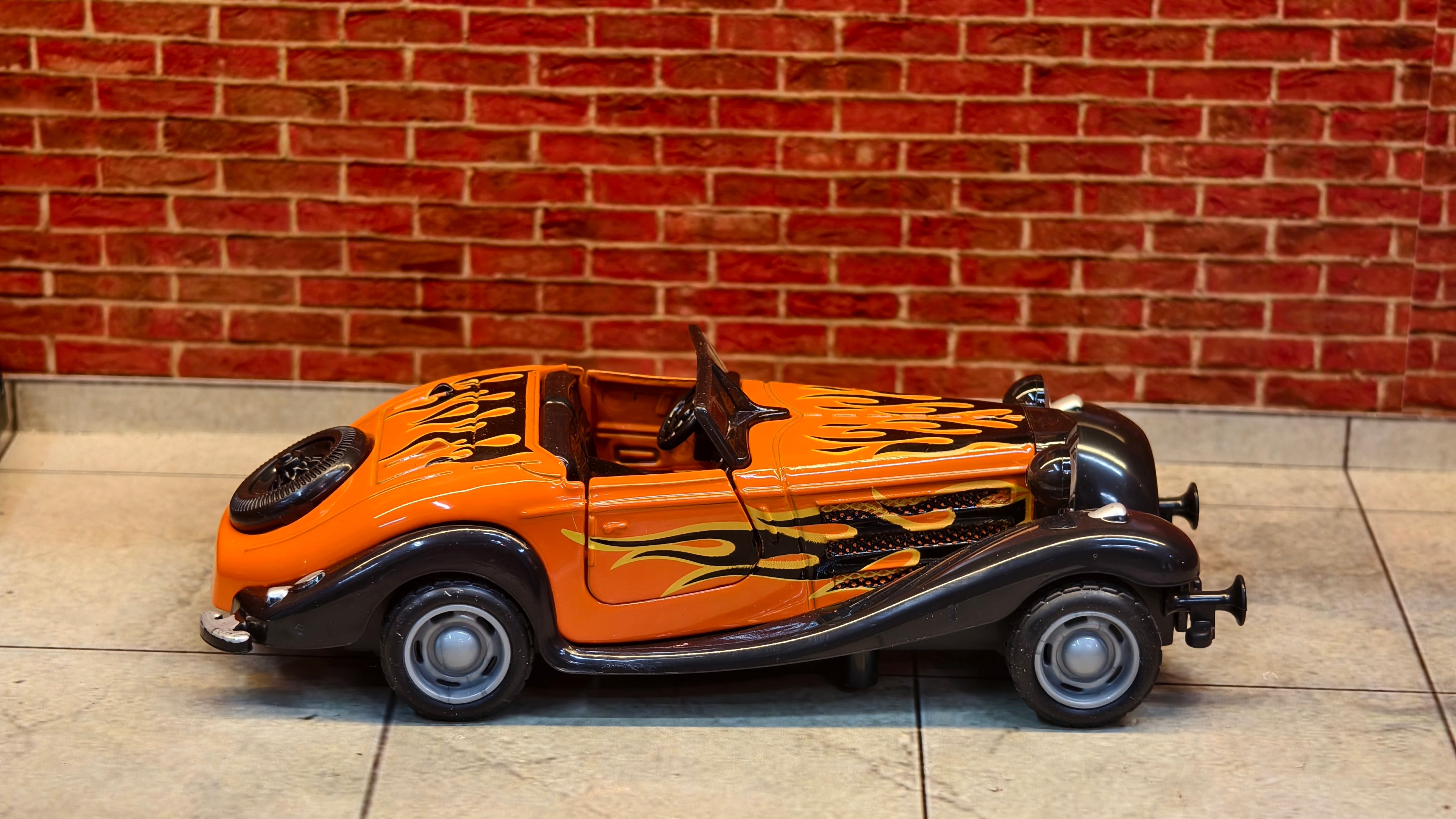 Vintage 1930s-style Roadster Mercedes-Benz 500K 1:36 Scale with Foldable Stand Box piece