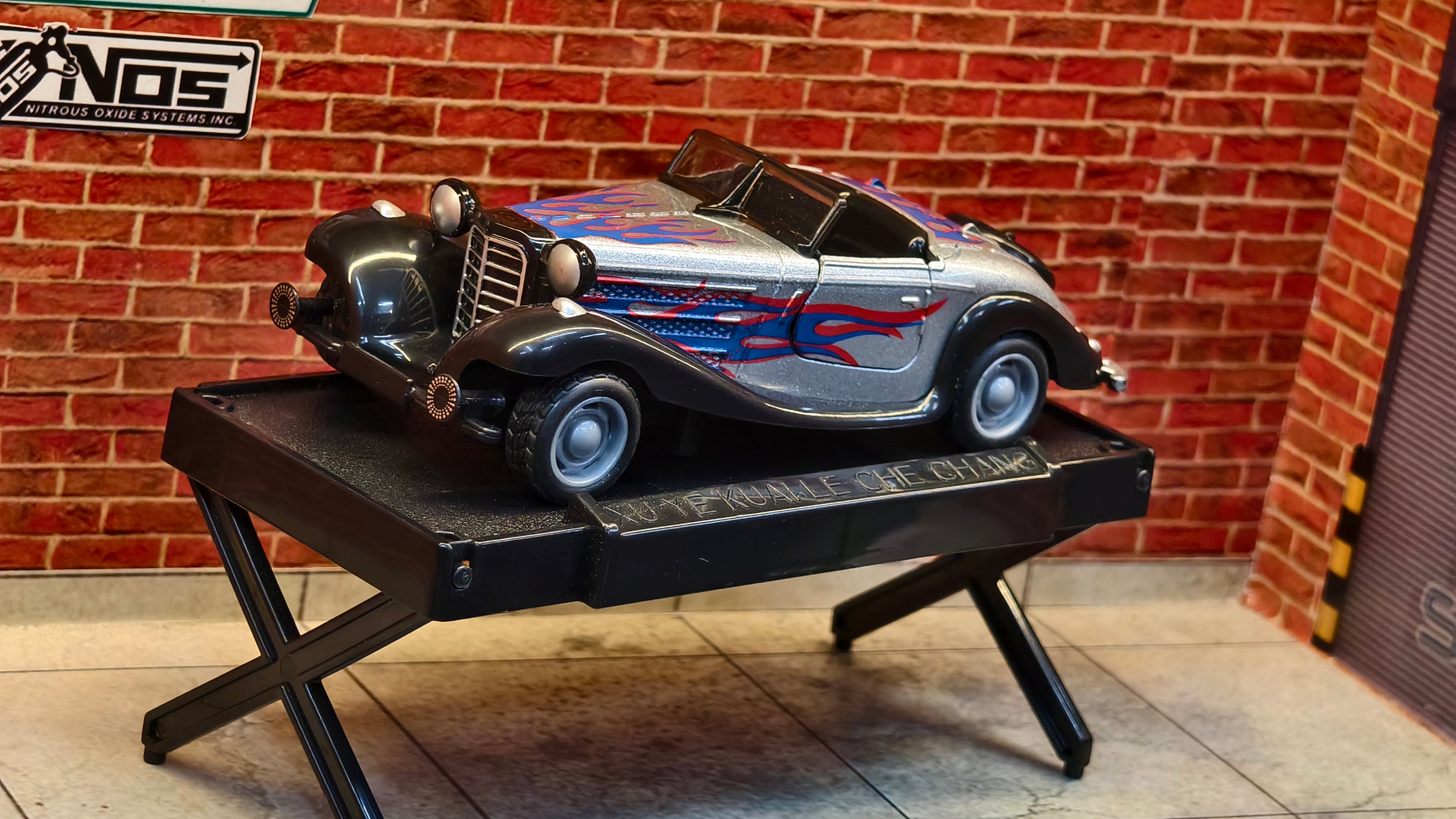 Vintage 1930s-style Roadster Mercedes-Benz 500K 1:36 Scale with Foldable Stand Box piece