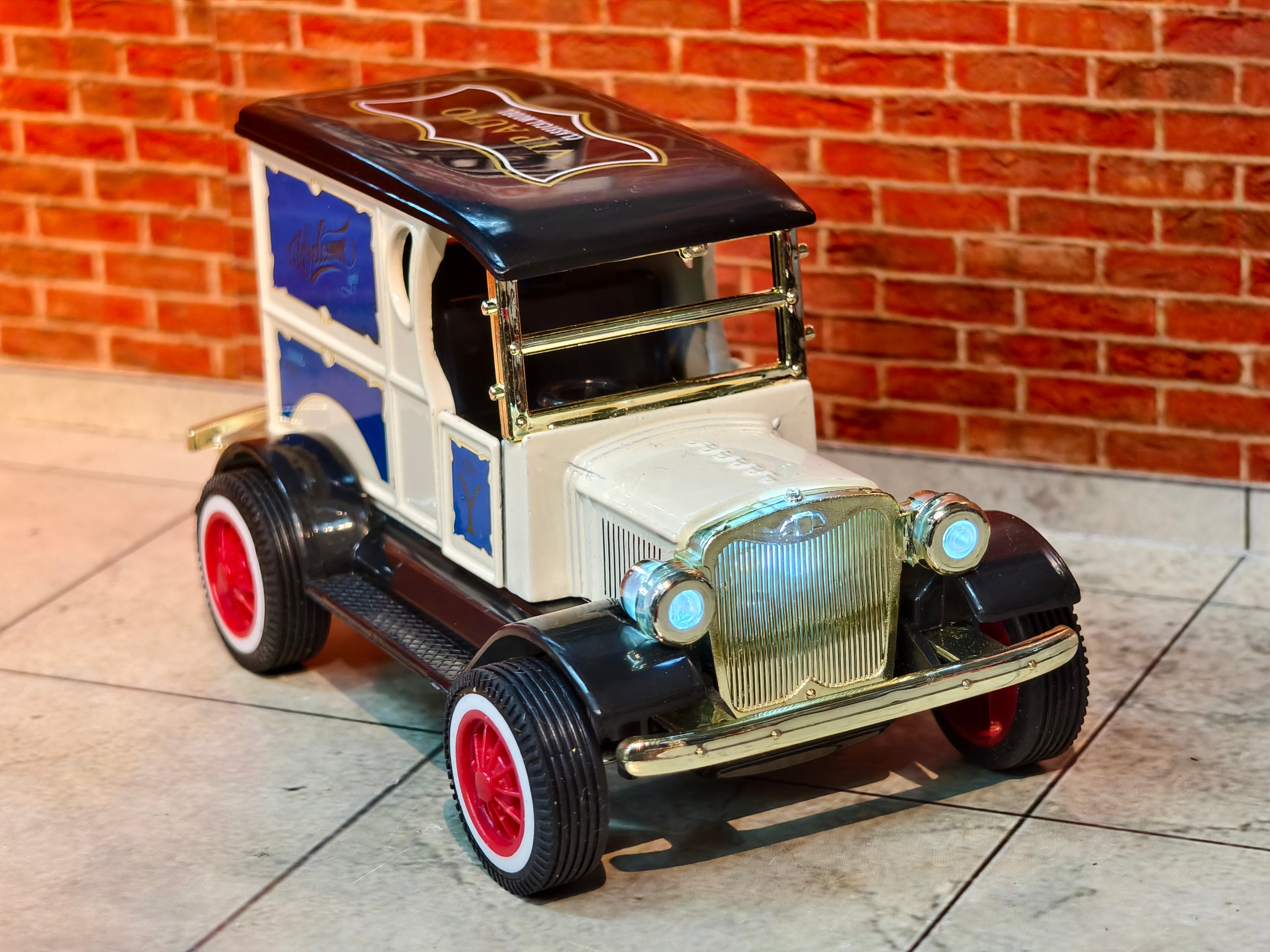 Vintage Ford Model T Delivery Van Diecast 1:36 Scale Model Car – Classic Retro Collectible