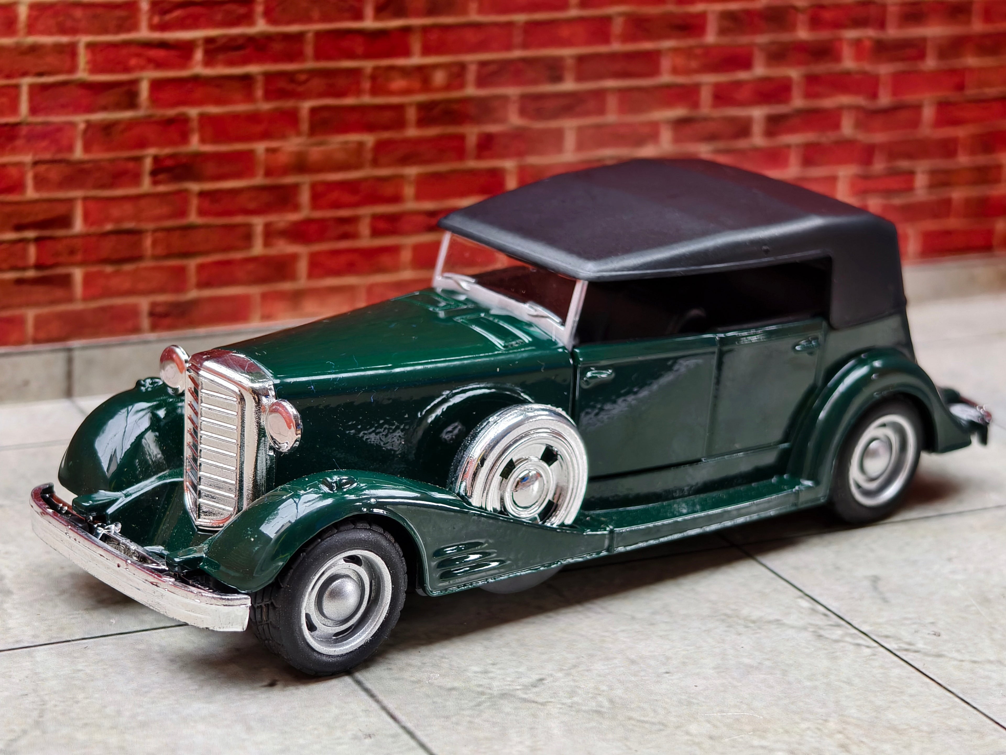 1930s-era Cadillac V16 1:32 Scale Vintage Car