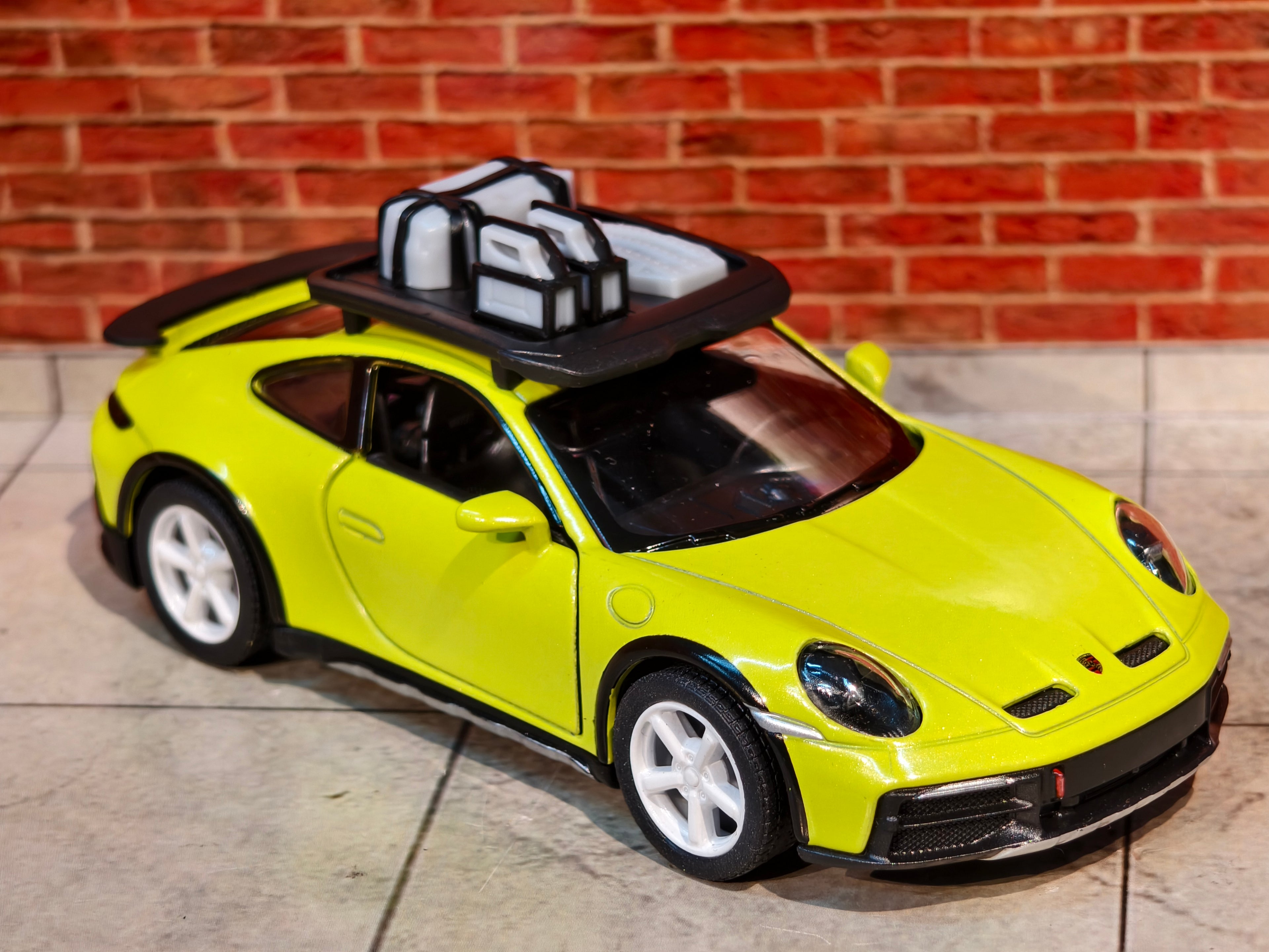 Kinsmart Official Licensed PORSCHE 911 RALLYE with Roof Rack 1:36 Scale