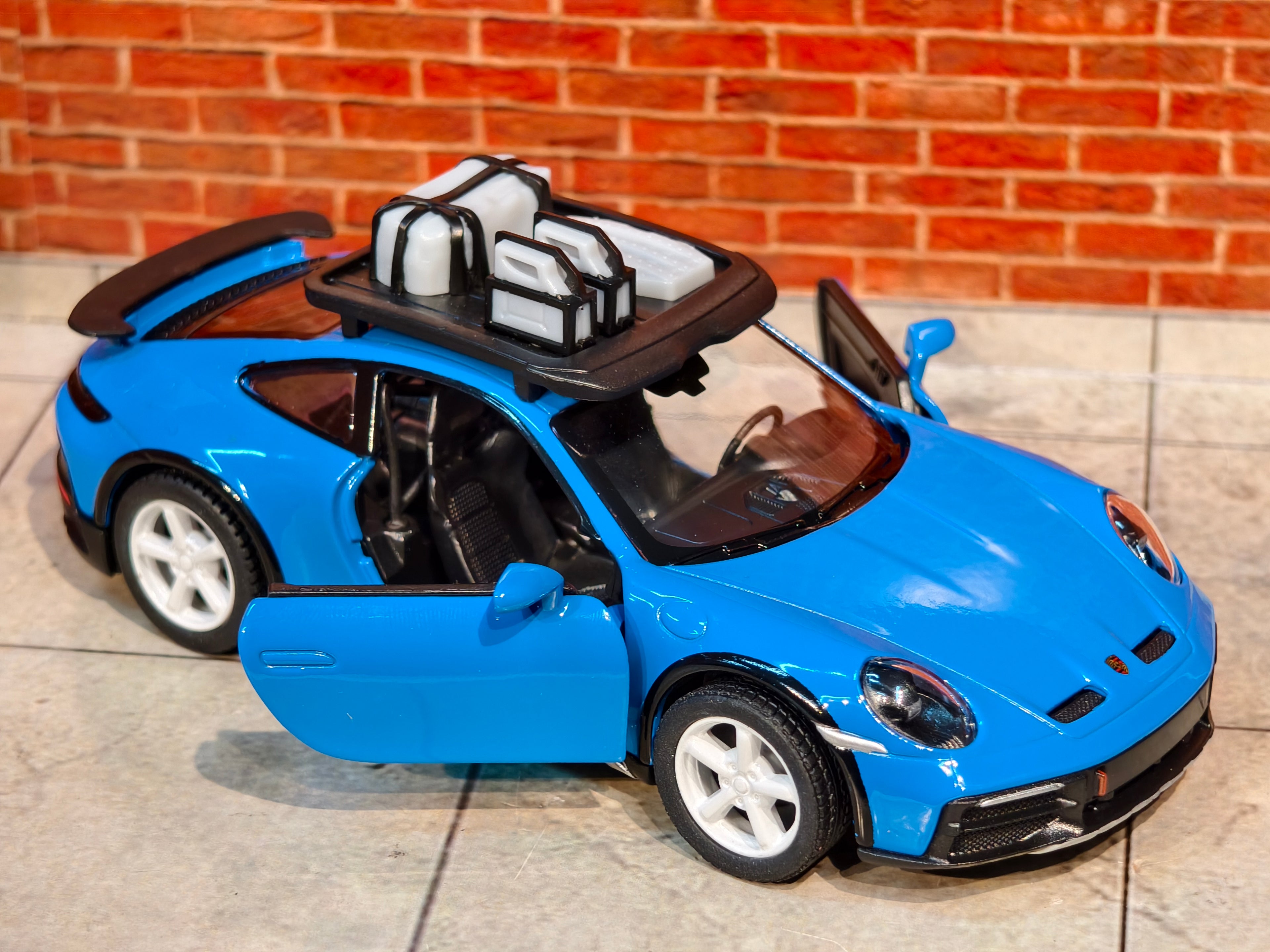 Kinsmart Official Licensed PORSCHE 911 RALLYE with Roof Rack 1:36 Scale