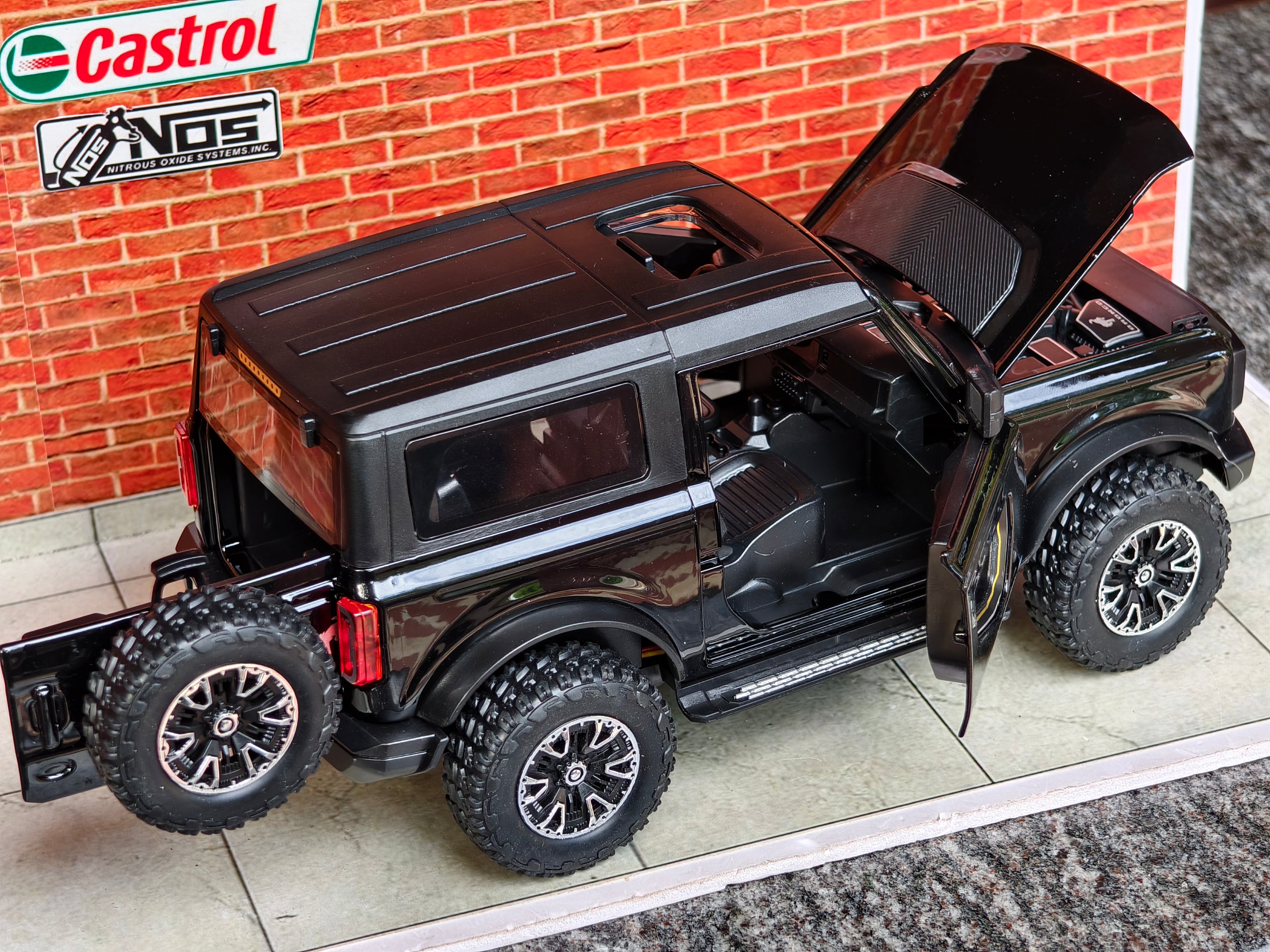 Ford Bronco 1:24 Scale Premium Detailing